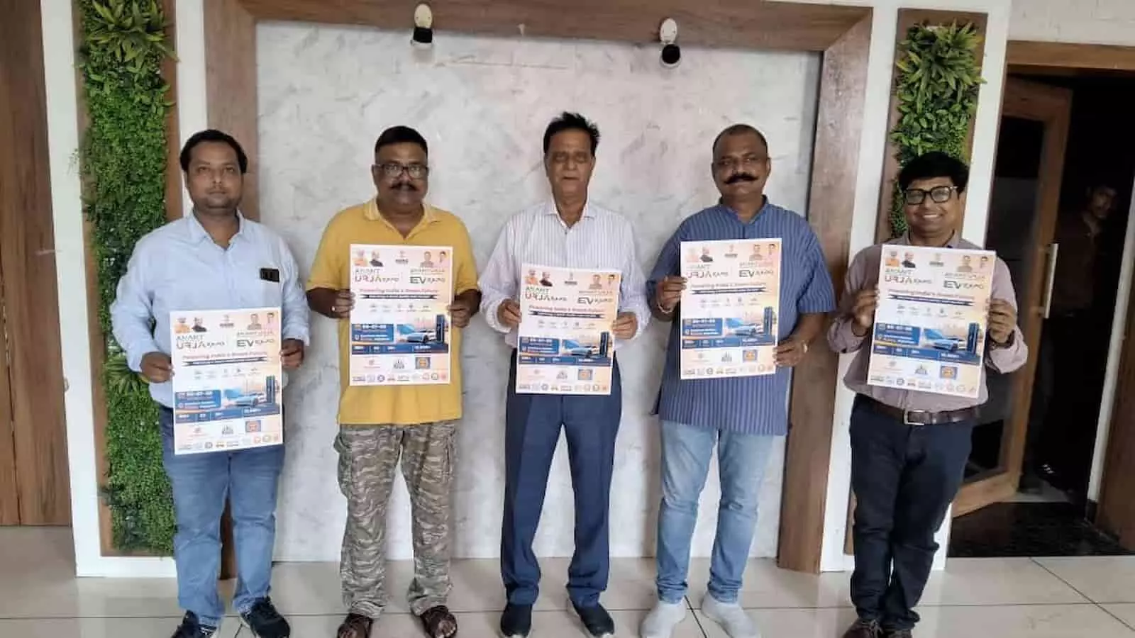 अनंत ऊर्जा सोलर एंड EV एक्सपो 2026 के पोस्टर के साथ कोटा में उपस्थित आयोजक। अनंत ऊर्जा सोलर एंड EV एक्सपो 2026 के पोस्टर के साथ कोटा में उपस्थित आयोजक।