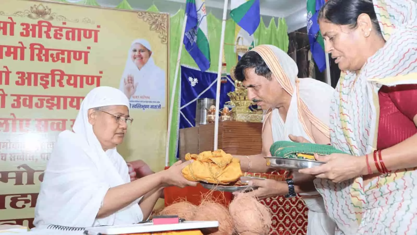 कोटा के चंद्रप्रभु मंदिर में णमोकार महामंत्र जाप के दौरान आर्यिका स्वस्ति भूषण माताजी को भेंट देते श्रद्धालु। कोटा के चंद्रप्रभु मंदिर में णमोकार महामंत्र जाप के दौरान आर्यिका स्वस्ति भूषण माताजी को भेंट देते श्रद्धालु।