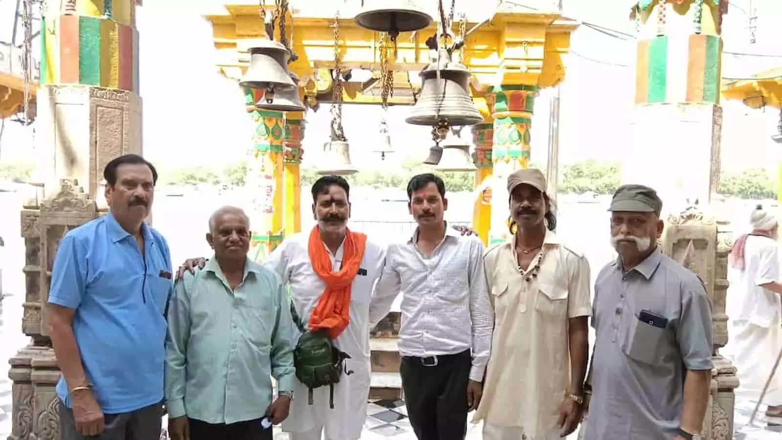 सिंदूर अर्पण यात्रा के सदस्य कोटा स्टेशन पर गुवाहाटी प्रस्थान के समय उपस्थित। सिंदूर अर्पण यात्रा के सदस्य कोटा स्टेशन पर गुवाहाटी प्रस्थान के समय उपस्थित।