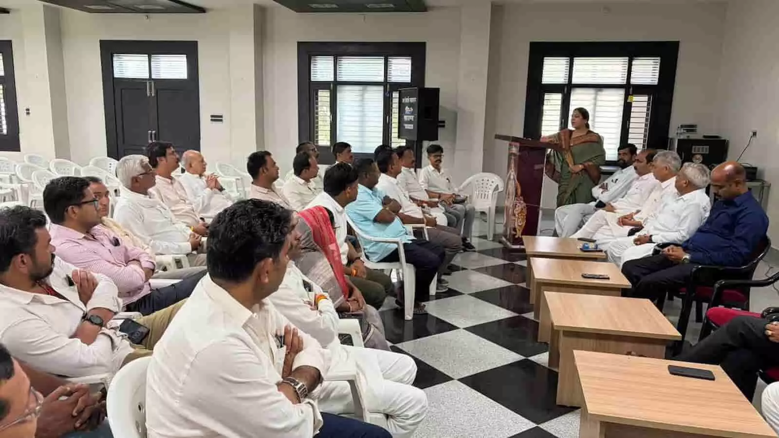 स्वरूपगंज के बालाजी भवन में मुख्यमंत्री के सिरोही दौरे की तैयारी बैठक में चर्चा करते भाजपा पदाधिकारी और कार्यकर्ता। स्वरूपगंज के बालाजी भवन में मुख्यमंत्री के सिरोही दौरे की तैयारी बैठक में चर्चा करते भाजपा पदाधिकारी और कार्यकर्ता।