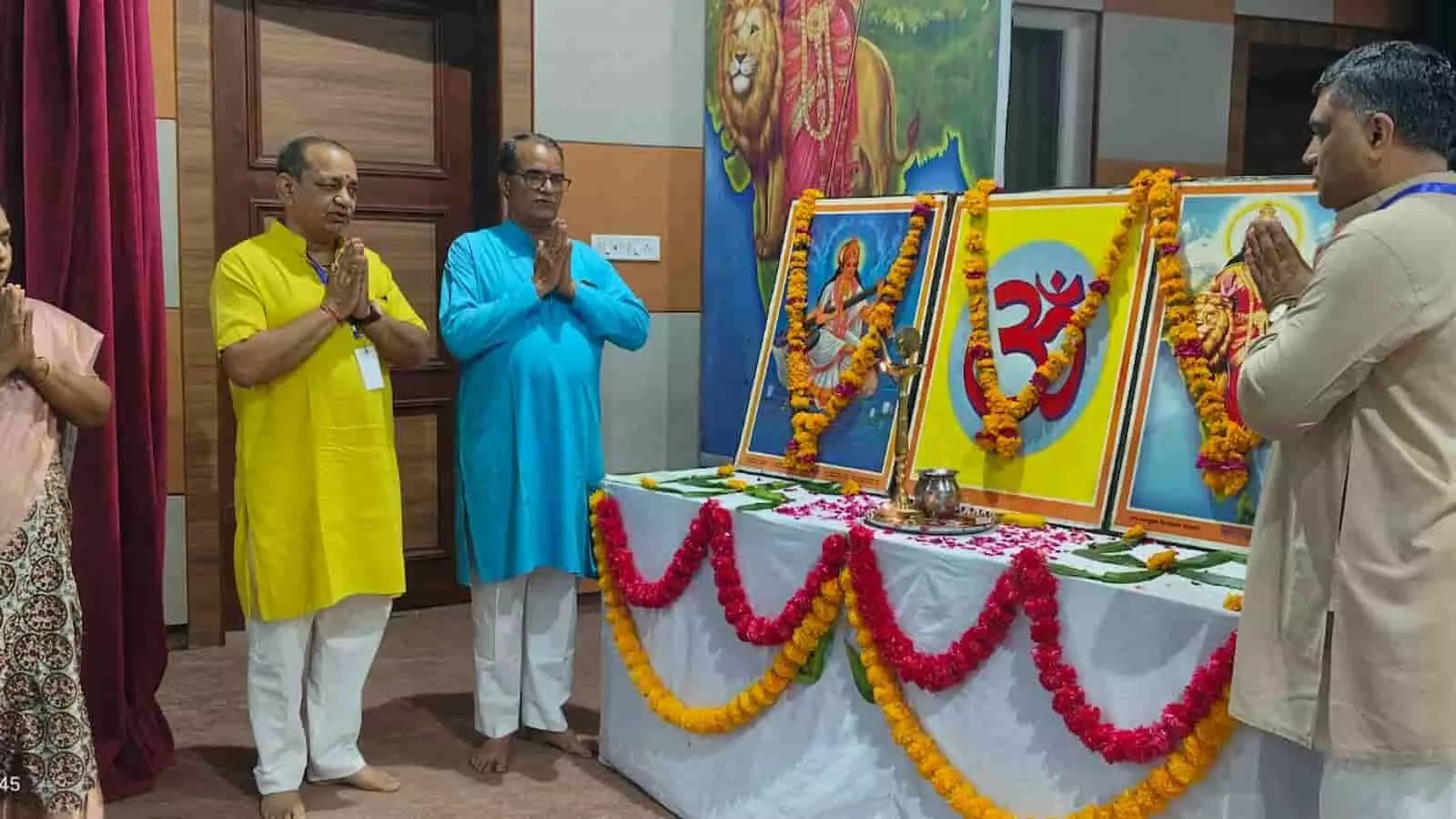विद्या भारती कार्यशाला में वंदना करते प्रतिभागी और पदाधिकारी कोटा में उपस्थित हैं।