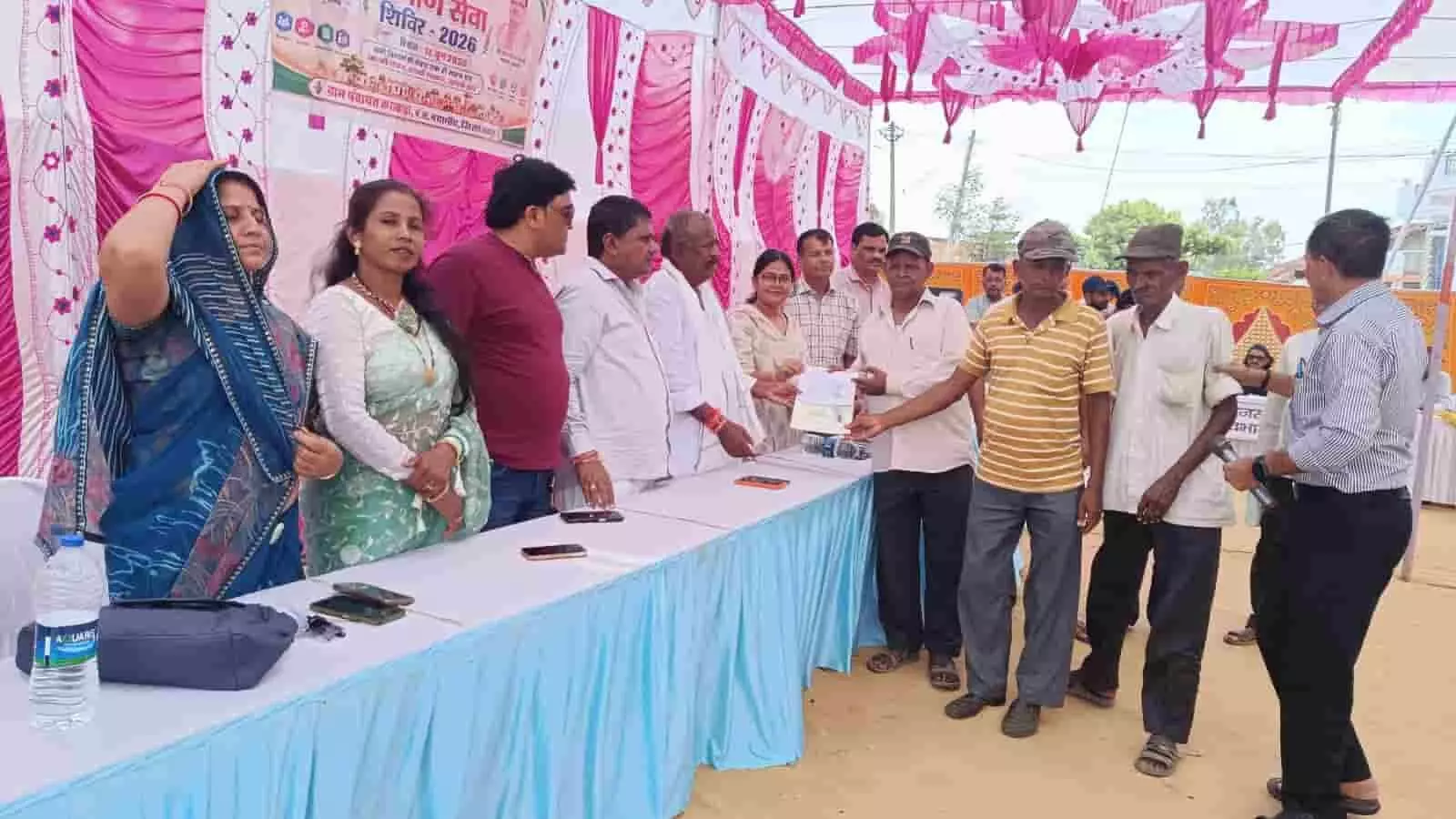 करावाड़ा के ग्रामीण सेवा शिविर में पूर्व विधायक और अधिकारी ग्रामीणों को पट्टा वितरित करते हुए। करावाड़ा के ग्रामीण सेवा शिविर में पूर्व विधायक और अधिकारी ग्रामीणों को पट्टा वितरित करते हुए।