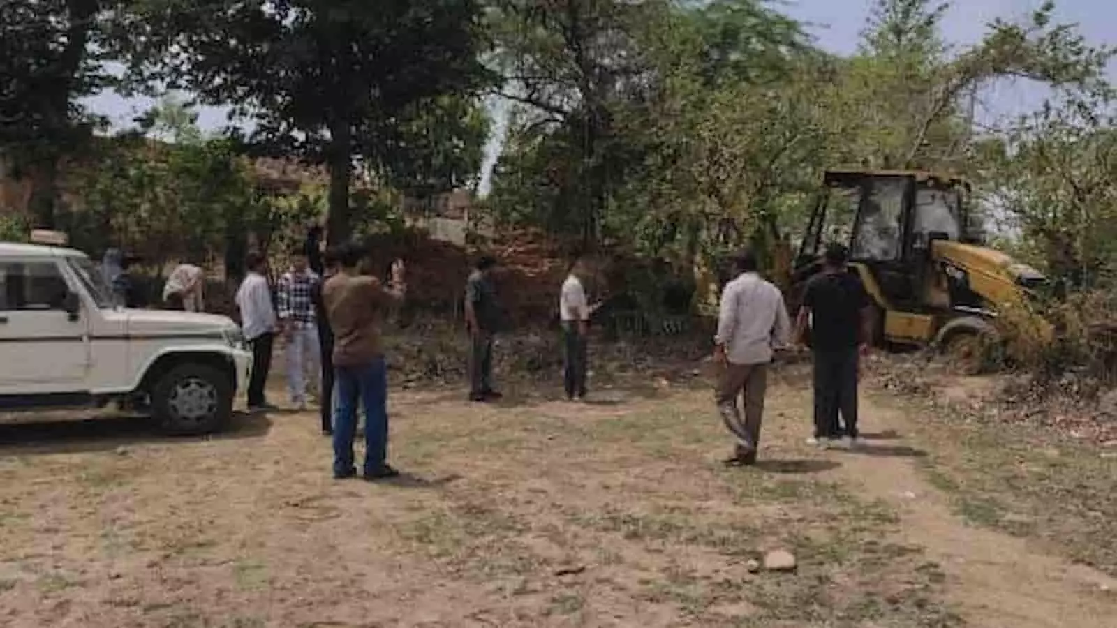 करावाड़ा में प्रशासनिक अधिकारियों और ग्रामीणों की मौजूदगी में जेसीबी मशीन से रास्ते का अतिक्रमण हटाया जा रहा है। करावाड़ा में प्रशासनिक अधिकारियों और ग्रामीणों की मौजूदगी में जेसीबी मशीन से रास्ते का अतिक्रमण हटाया जा रहा है।