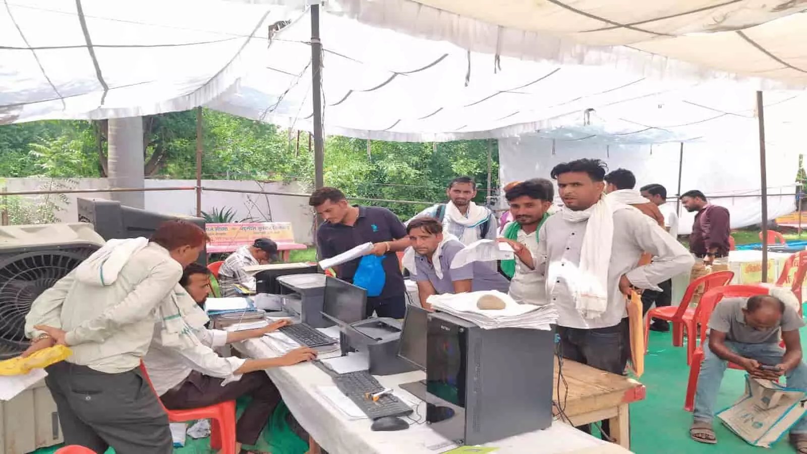 सवाई माधोपुर के बौंली में ग्रामीण सेवा शिविर के दौरान लाभार्थी और अधिकारी उपस्थित हैं। सवाई माधोपुर के बौंली में ग्रामीण सेवा शिविर के दौरान लाभार्थी और अधिकारी उपस्थित हैं।