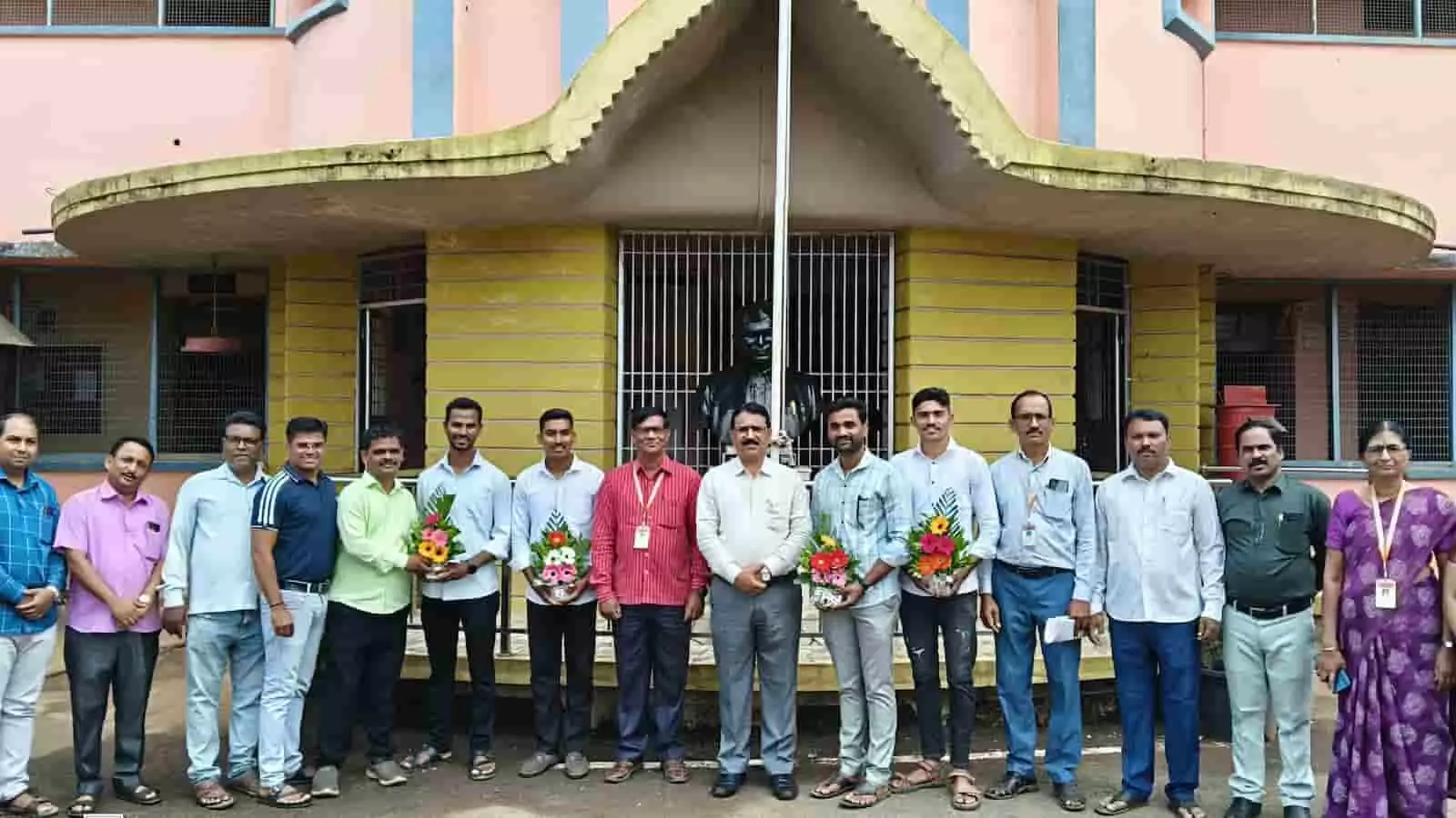 कर्मवीर हिरे महाविद्यालय गारगोटी के परिसर में पुलिस भर्ती में चयनित छात्र और बधाई देते प्राध्यापकगण। कर्मवीर हिरे महाविद्यालय गारगोटी के परिसर में पुलिस भर्ती में चयनित छात्र और बधाई देते प्राध्यापकगण।