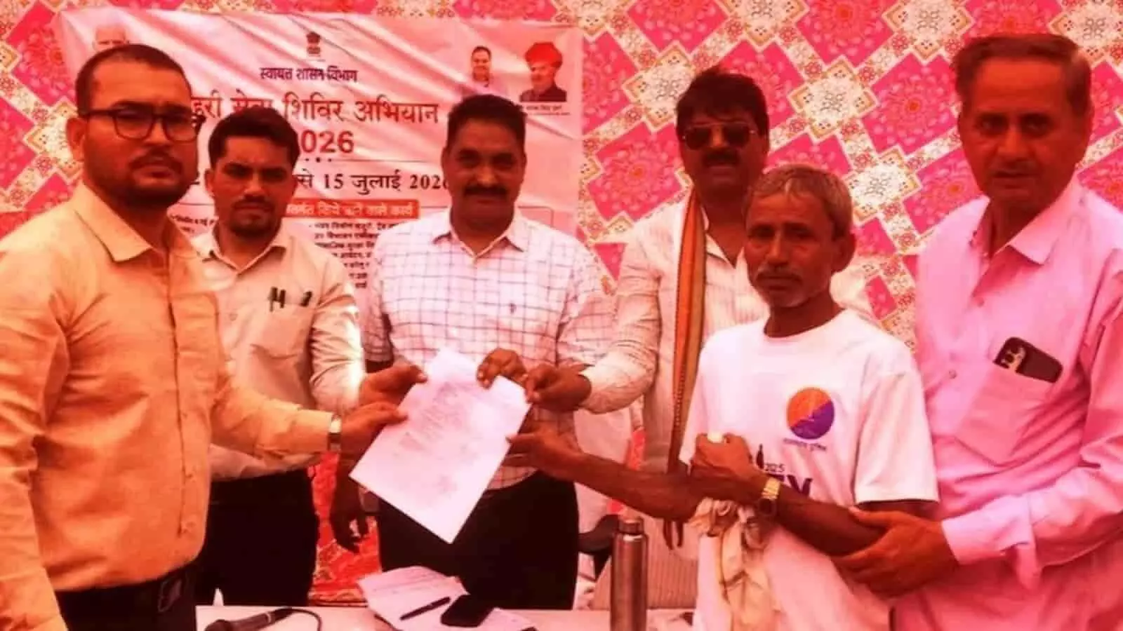 सवाई माधोपुर में राजस्व विभाग के अधिकारी सहखातेदारों को नाम सुधार का दस्तावेज देते हुए। सवाई माधोपुर में राजस्व विभाग के अधिकारी सहखातेदारों को नाम सुधार का दस्तावेज देते हुए।