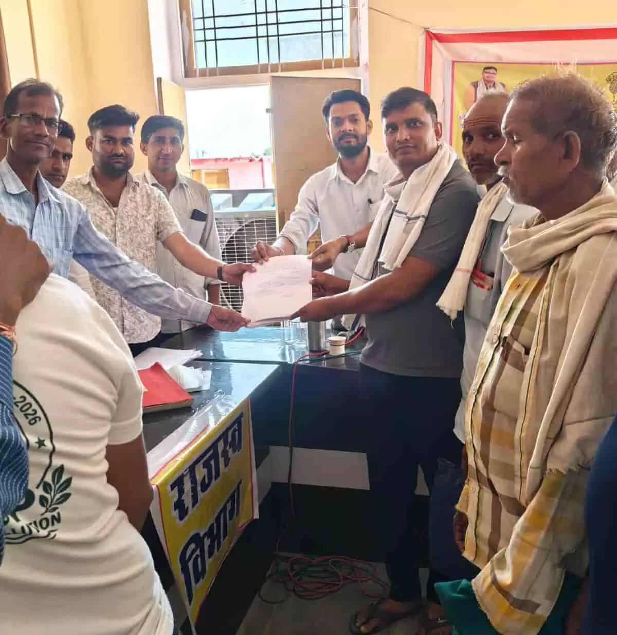 सवाई माधोपुर नगर परिषद कार्यालय में शिविर के दौरान अधिकारियों द्वारा नागरिकों की समस्याओं का समाधान किया जा रहा है। सवाई माधोपुर नगर परिषद कार्यालय में शिविर के दौरान अधिकारियों द्वारा नागरिकों की समस्याओं का समाधान किया जा रहा है।