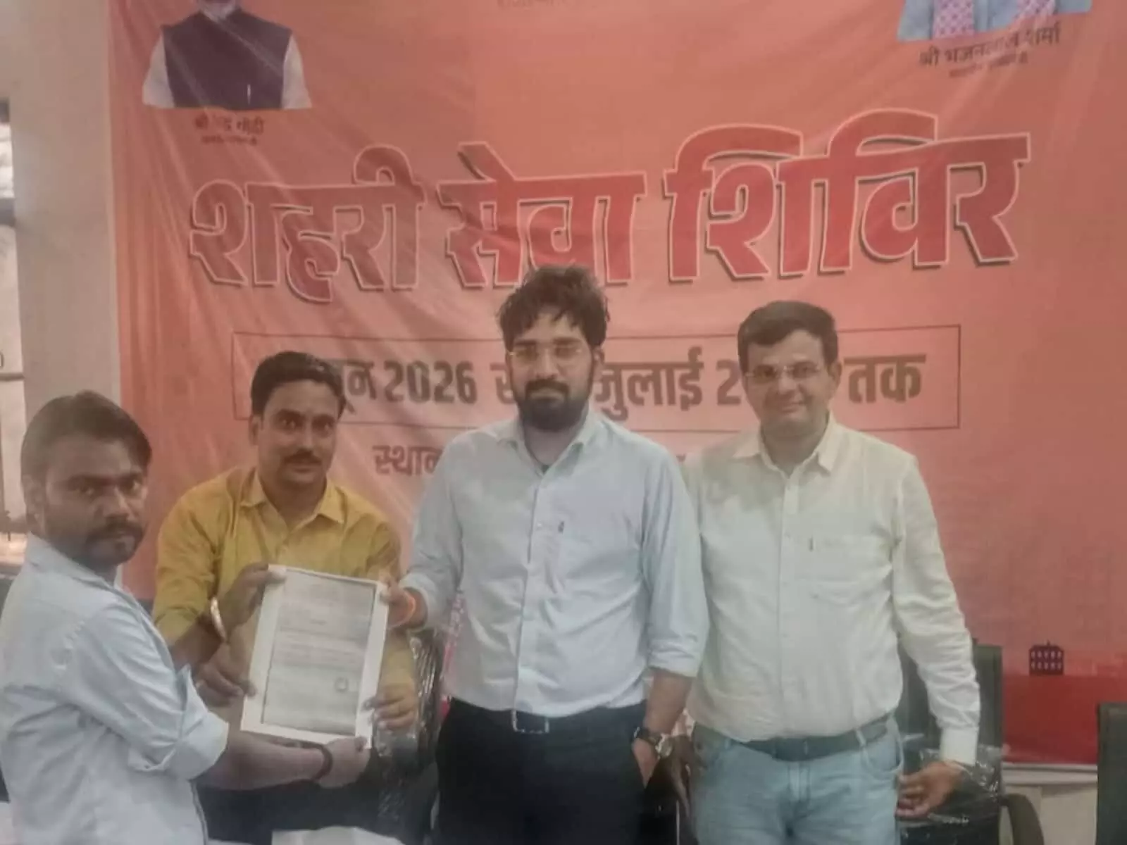 नगर परिषद गंगापुर सिटी के शिविर में अपनी समस्याओं का समाधान करवाते स्थानीय नागरिक। नगर परिषद गंगापुर सिटी के शिविर में अपनी समस्याओं का समाधान करवाते स्थानीय नागरिक।