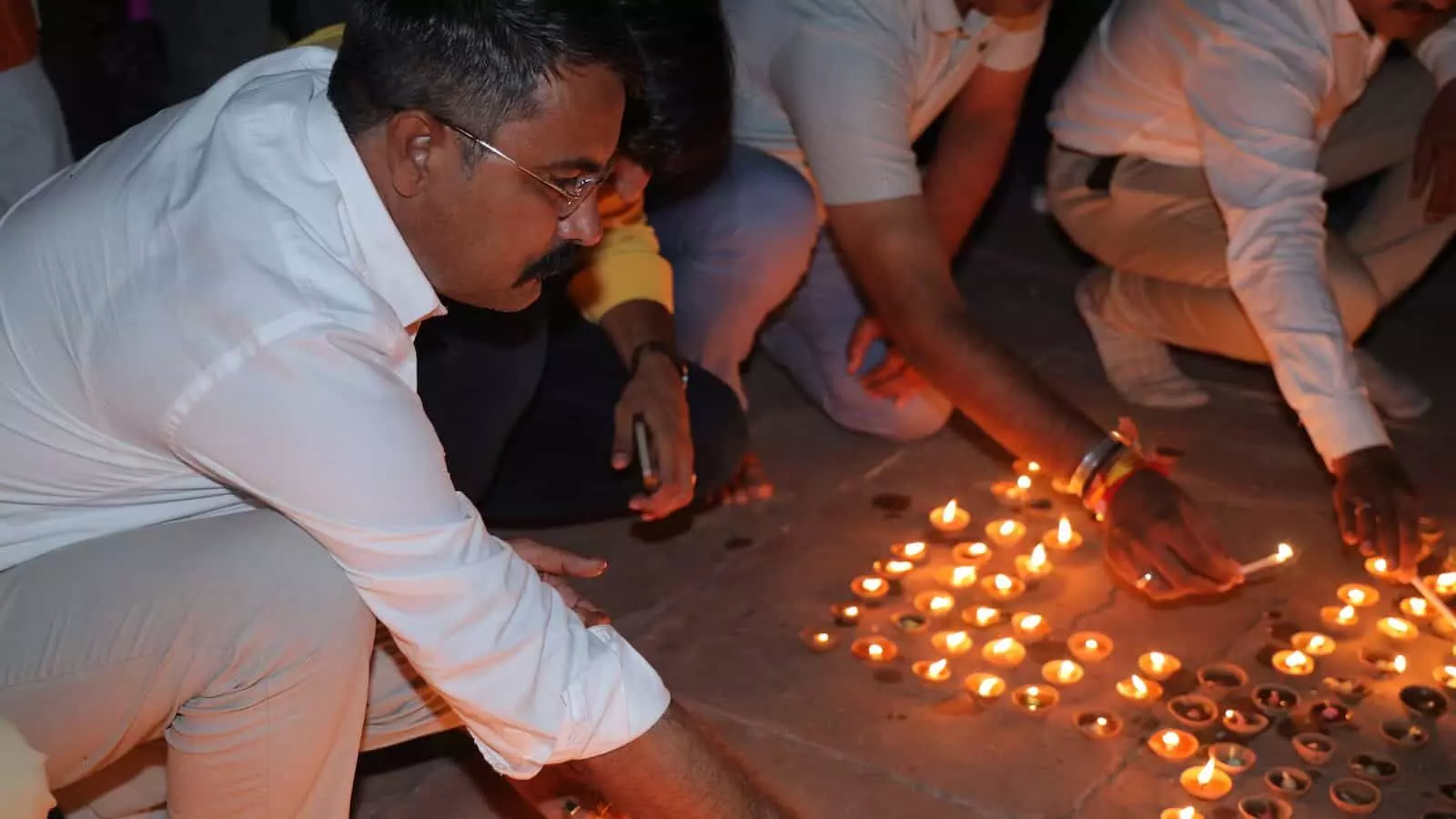 हल्दीघाटी में चेतक समाधि पर पुलिस अश्व दल द्वारा महाराणा प्रताप को श्रद्धांजलि दी जा रही है। हल्दीघाटी में चेतक समाधि पर पुलिस अश्व दल द्वारा महाराणा प्रताप को श्रद्धांजलि दी जा रही है।