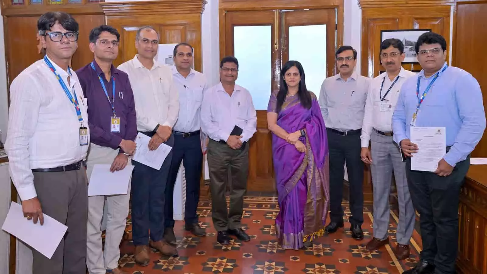 बीएमसी आयुक्त अश्विनी भिडे भांडुप जल परियोजना में सफल लागत कटौती के लिए इंजीनियरों को सम्मानित कर रही हैं। बीएमसी आयुक्त अश्विनी भिडे भांडुप जल परियोजना में सफल लागत कटौती के लिए इंजीनियरों को सम्मानित कर रही हैं।
