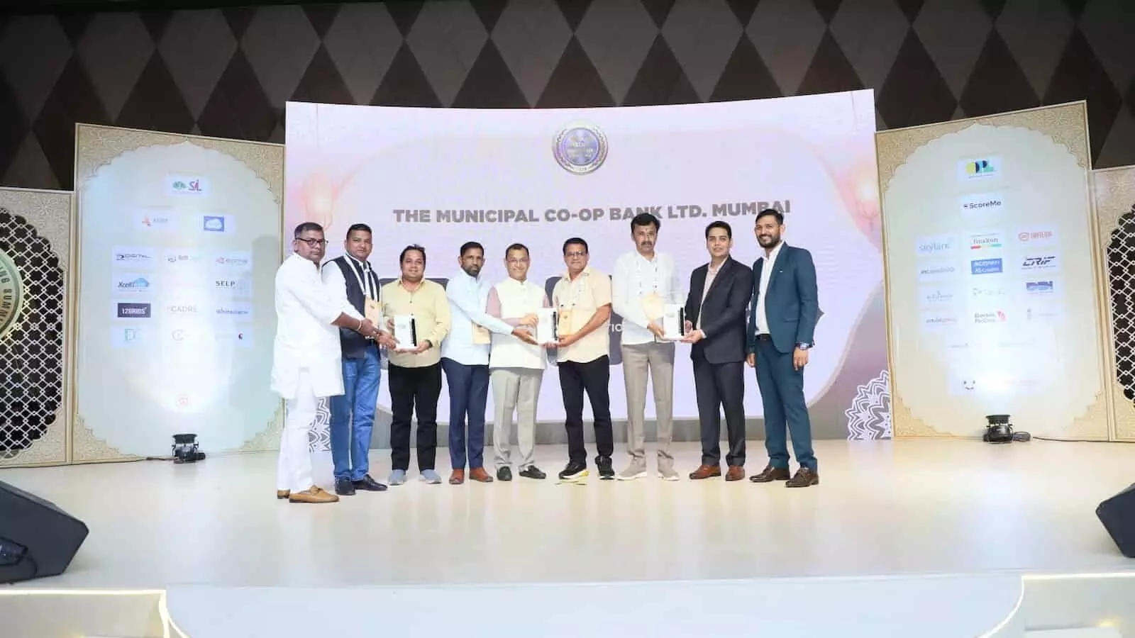 भारत को-ऑपरेटिव बैंकिंग समिट में पुरस्कार प्राप्त करते म्युनिसिपल बैंक के प्रतिनिधि। भारत को-ऑपरेटिव बैंकिंग समिट में पुरस्कार प्राप्त करते म्युनिसिपल बैंक के प्रतिनिधि।