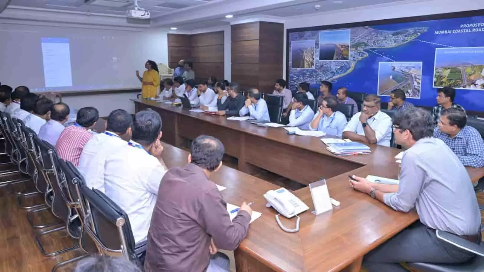 बीएमसी अधिकारी मुंबई में सड़क मरम्मत और गड्ढों के निराकरण हेतु बैठक करते हुए। बीएमसी अधिकारी मुंबई में सड़क मरम्मत और गड्ढों के निराकरण हेतु बैठक करते हुए।