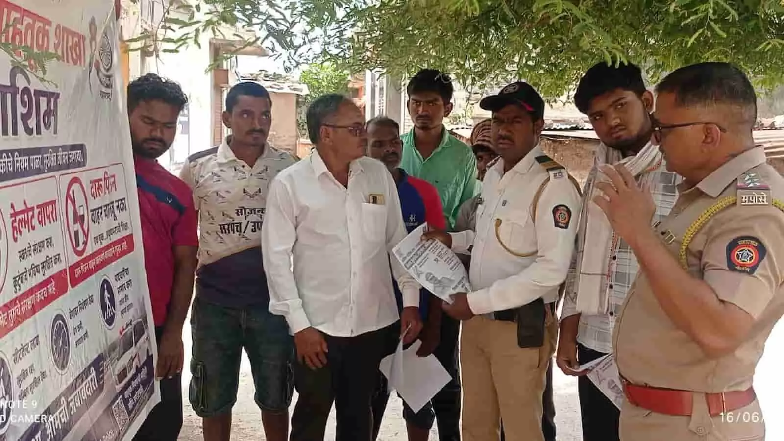 नागरिकोंवाशिम में पुलिसकर्मी नागरिकों को यातायात नियमों और सड़क सुरक्षा के प्रति जागरूक कर रहे हैं। नागरिकोंवाशिम में पुलिसकर्मी नागरिकों को यातायात नियमों और सड़क सुरक्षा के प्रति जागरूक कर रहे हैं।
