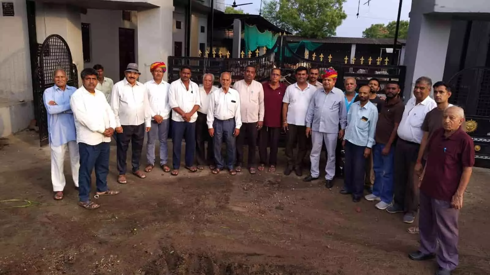 मावली में गौशाला में गौसेवा करते विधायक पुष्करलाल डांगी और स्थानीय कांग्रेस मावली में गौशाला में गौसेवा करते विधायक पुष्करलाल डांगी और स्थानीय कांग्रेस