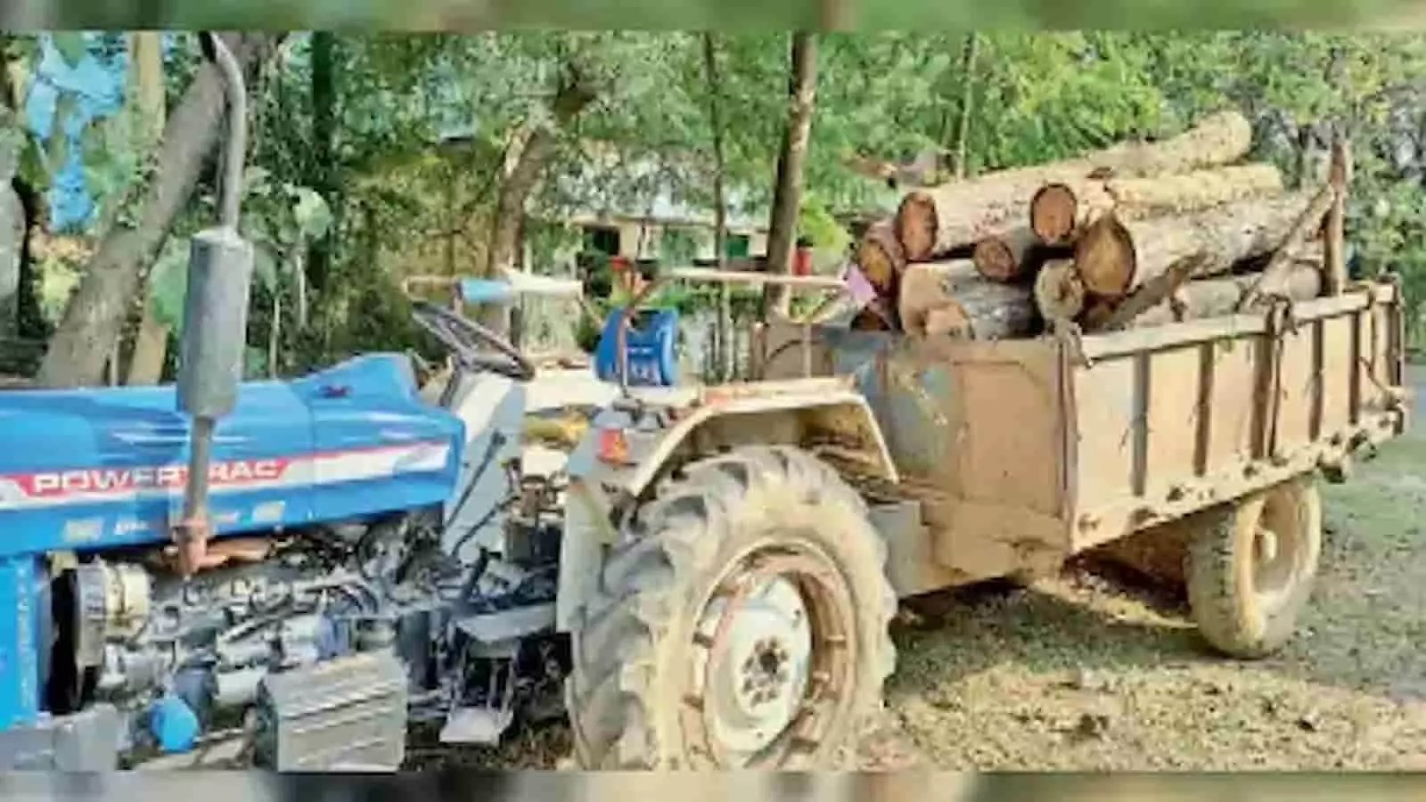 मंठा-जालना महामार्ग पर लकड़ी के लट्ठों से भरा ट्रैक्टर ट्रॉली सड़क किनारे खड़ा है। मंठा-जालना महामार्ग पर लकड़ी के लट्ठों से भरा ट्रैक्टर ट्रॉली सड़क किनारे खड़ा है।