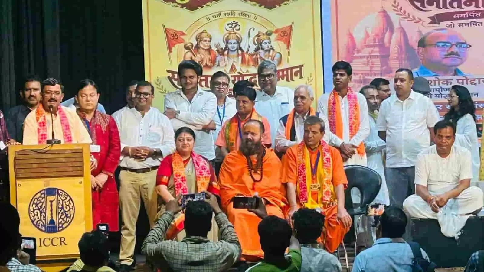 आईसीसीआर कोलकाता में सनातनी योद्धा सम्मान समारोह में उपस्थित विशिष्ट अतिथि और सम्मानित गणमान्य व्यक्ति। आईसीसीआर कोलकाता में सनातनी योद्धा सम्मान समारोह में उपस्थित विशिष्ट अतिथि और सम्मानित गणमान्य व्यक्ति।