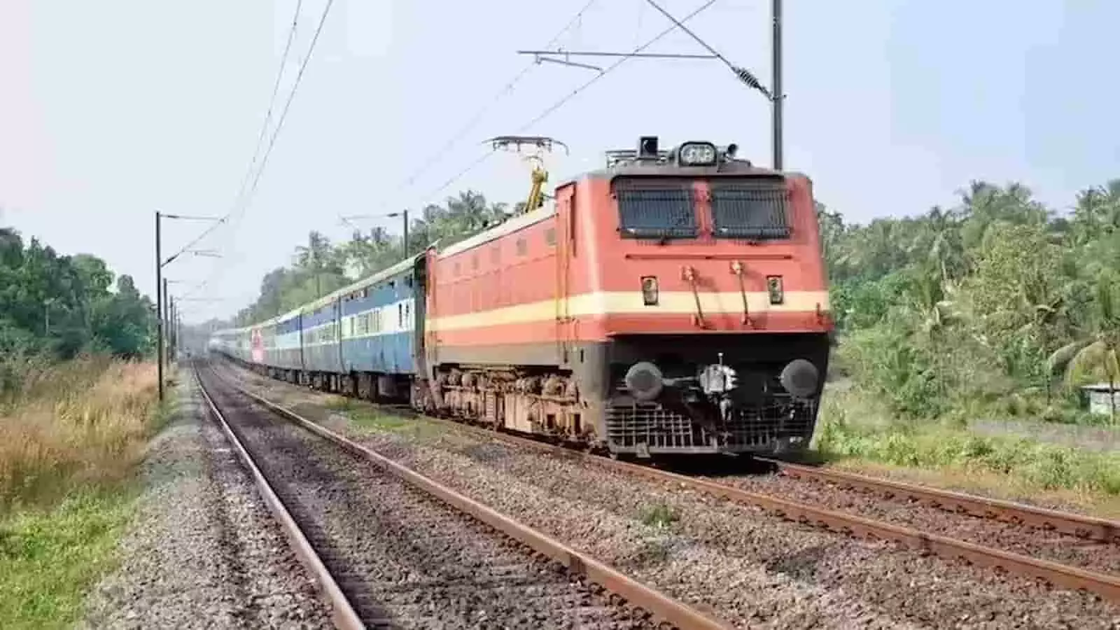 भारतीय रेलवे के साबरमती रेलवे स्टेशन पर खड़ी एक एक्सप्रेस पैसेंजर ट्रेन नए रेल मार्ग के संचालन और यात्री सुविधाओं के विस्तार के संदर्भ में।