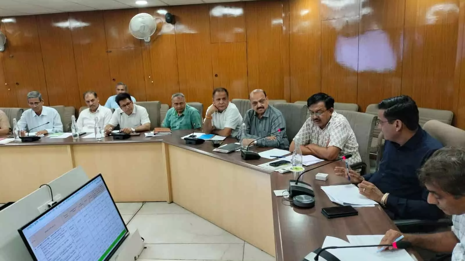 कृषि आयुक्त नरेश कुमार गोयल जयपुर में पीएम-आरकेवीवाई परियोजनाओं की समीक्षा बैठक की अध्यक्षता करते हुए।