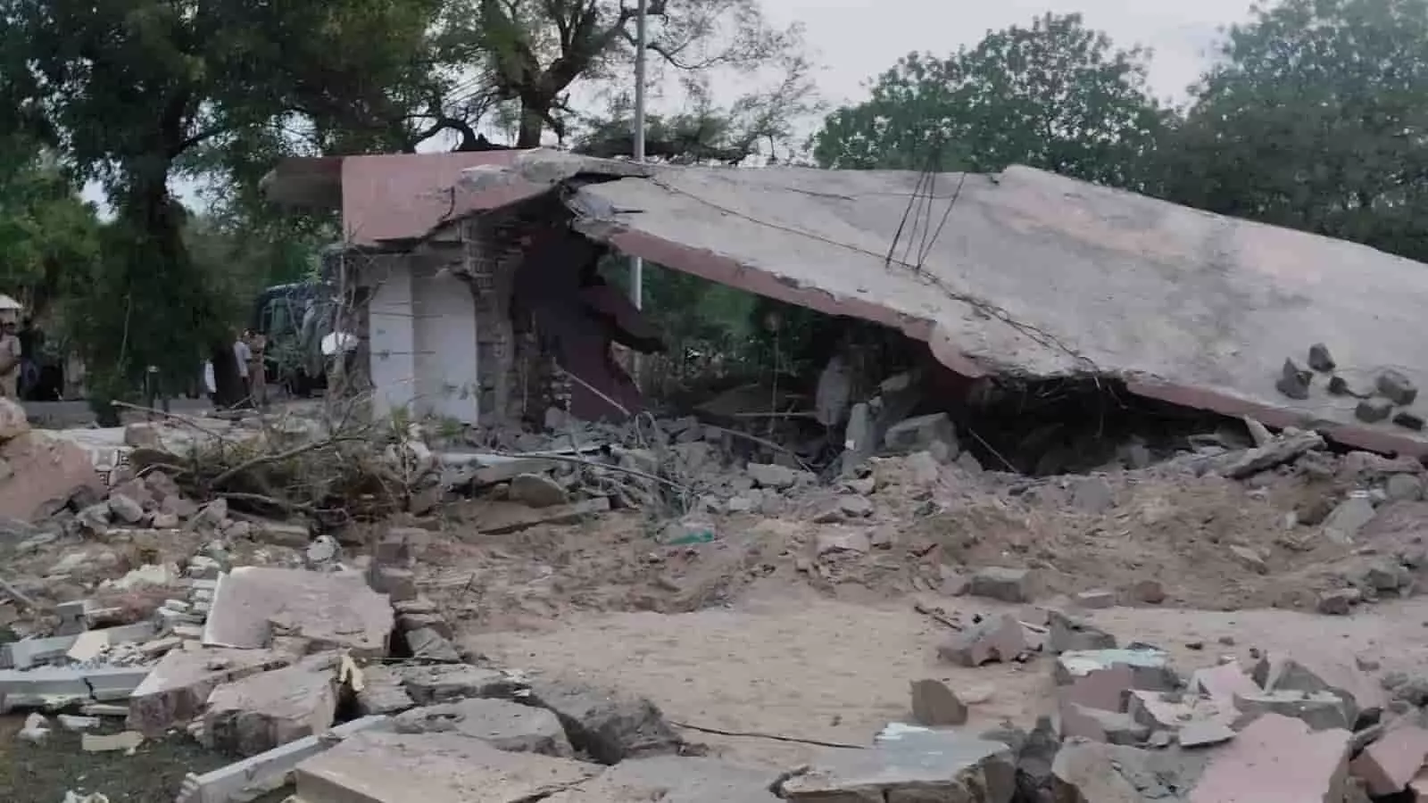 बाड़मेर के सेडवा में प्रशासन और पुलिस द्वारा ध्वस्त किया गया आरोपी अरबाब खां का अवैध मकान।