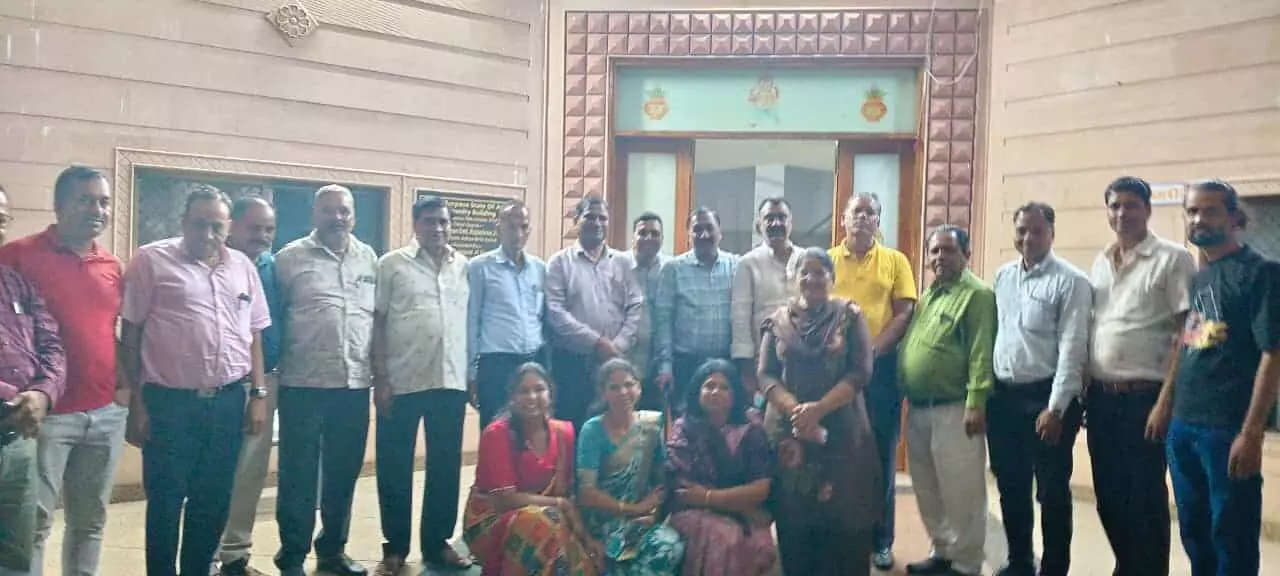 भीलवाड़ा के महेश छात्रावास में माहेश्वरी समाज के सदस्य महेश नवमी शोभायात्रा की बैठक करते हुए। भीलवाड़ा के महेश छात्रावास में माहेश्वरी समाज के सदस्य महेश नवमी शोभायात्रा की बैठक करते हुए।