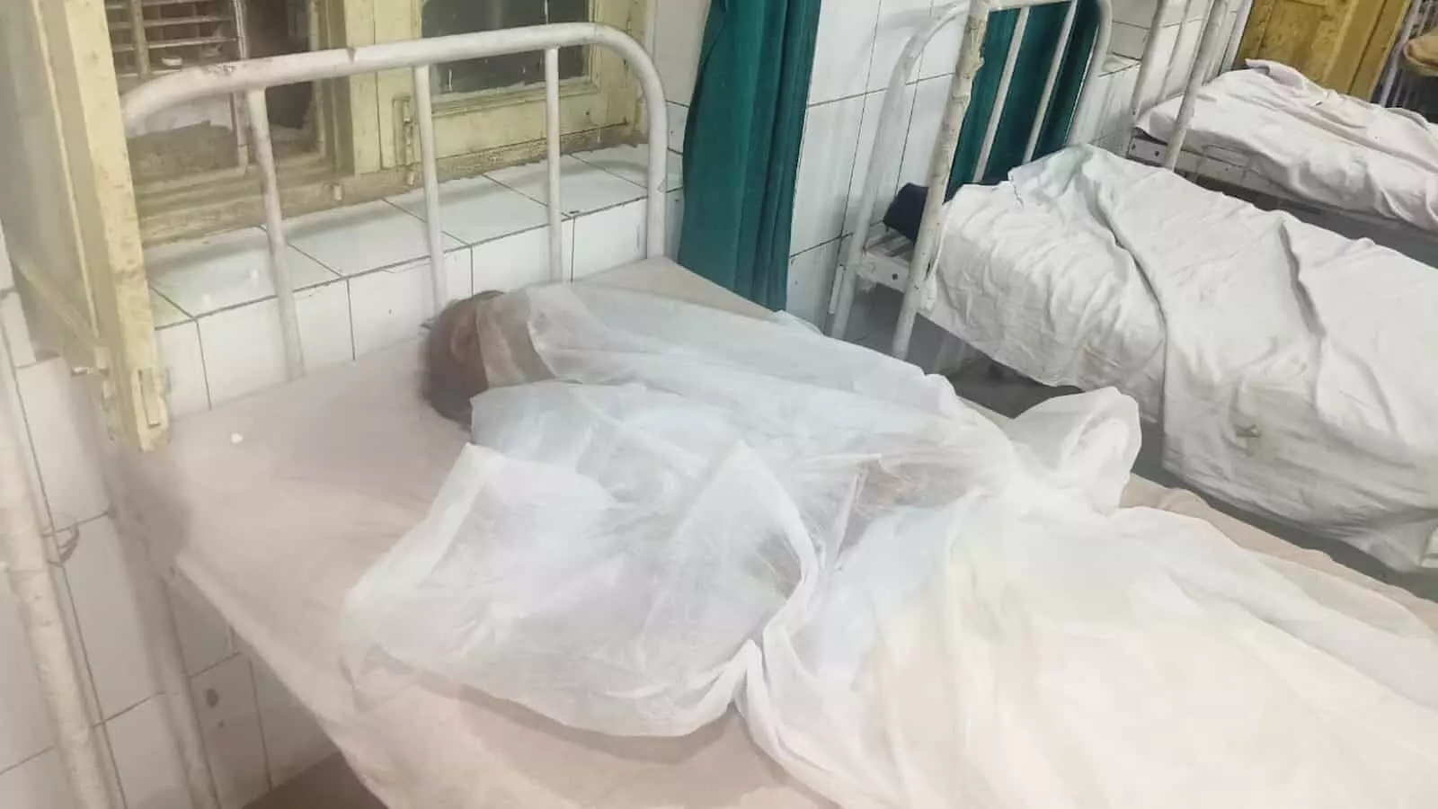 बयाना उप जिला अस्पताल परिसर का बाहरी दृश्य जहां सर्पदंश के शिकार वृद्ध को मृत घोषित किया गया। बयाना उप जिला अस्पताल परिसर का बाहरी दृश्य जहां सर्पदंश के शिकार वृद्ध को मृत घोषित किया गया।