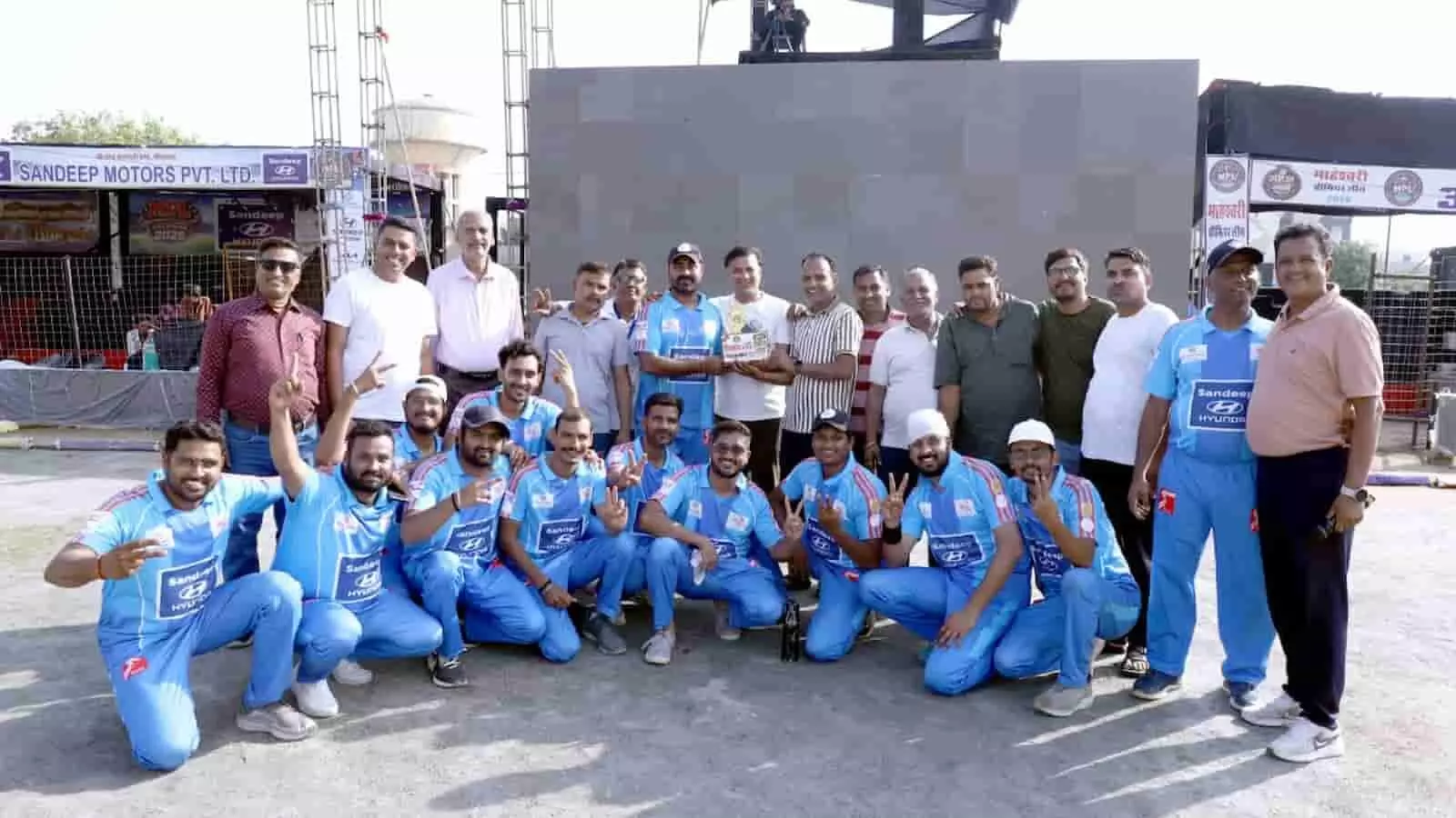 माहेश्वरी प्रीमियर लीग के दौरान मोदी ग्राउंड भीलवाड़ा में खिलाड़ी और आयोजन समिति के सदस्य। माहेश्वरी प्रीमियर लीग के दौरान मोदी ग्राउंड भीलवाड़ा में खिलाड़ी और आयोजन समिति के सदस्य।