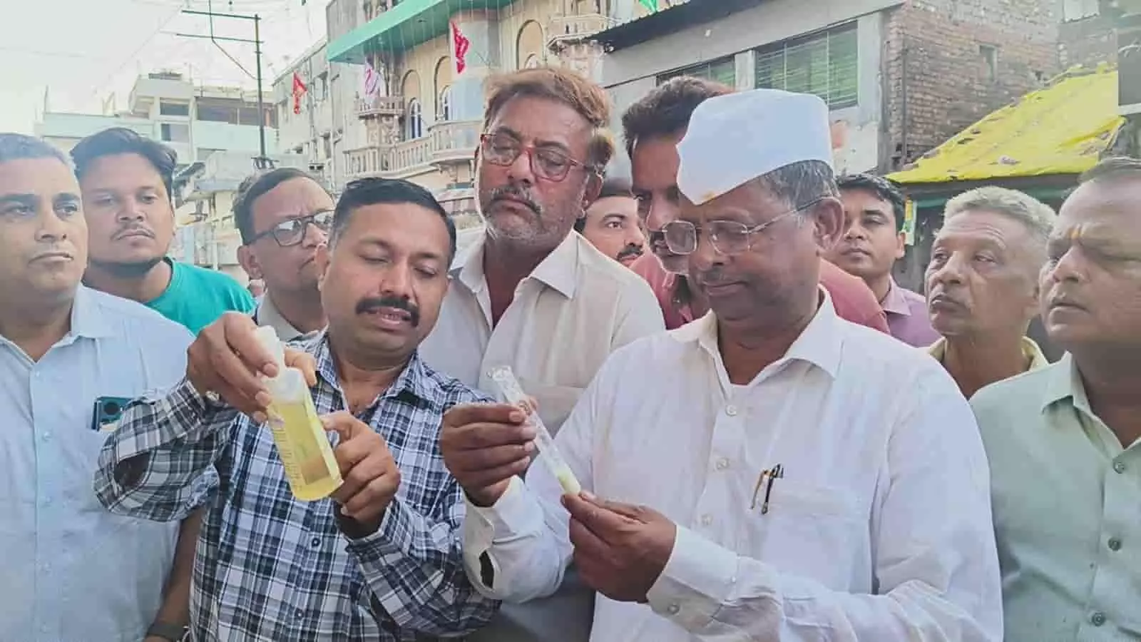 नासिक में दूध बाजार का औचक निरीक्षण करते हुए मंत्री नरहरी झिरवाल और अधिकारी। नासिक में दूध बाजार का औचक निरीक्षण करते हुए मंत्री नरहरी झिरवाल और अधिकारी।