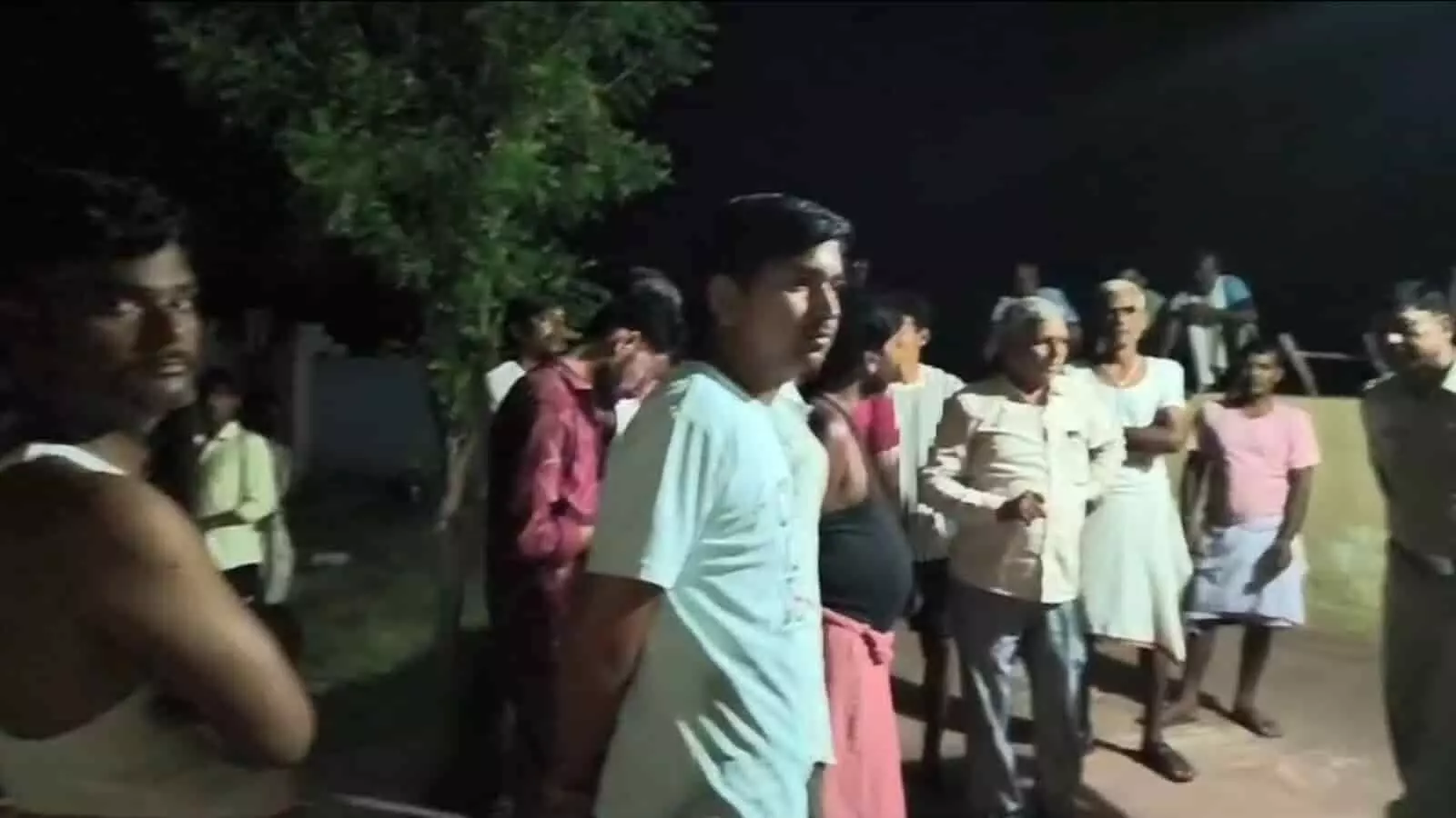 गढ़ीबाजना के पटपरीपुरा में चोरी की वारदात के बाद पुलिस द्वारा घटनास्थल का निरीक्षण किया जा रहा है। गढ़ीबाजना के पटपरीपुरा में चोरी की वारदात के बाद पुलिस द्वारा घटनास्थल का निरीक्षण किया जा रहा है।