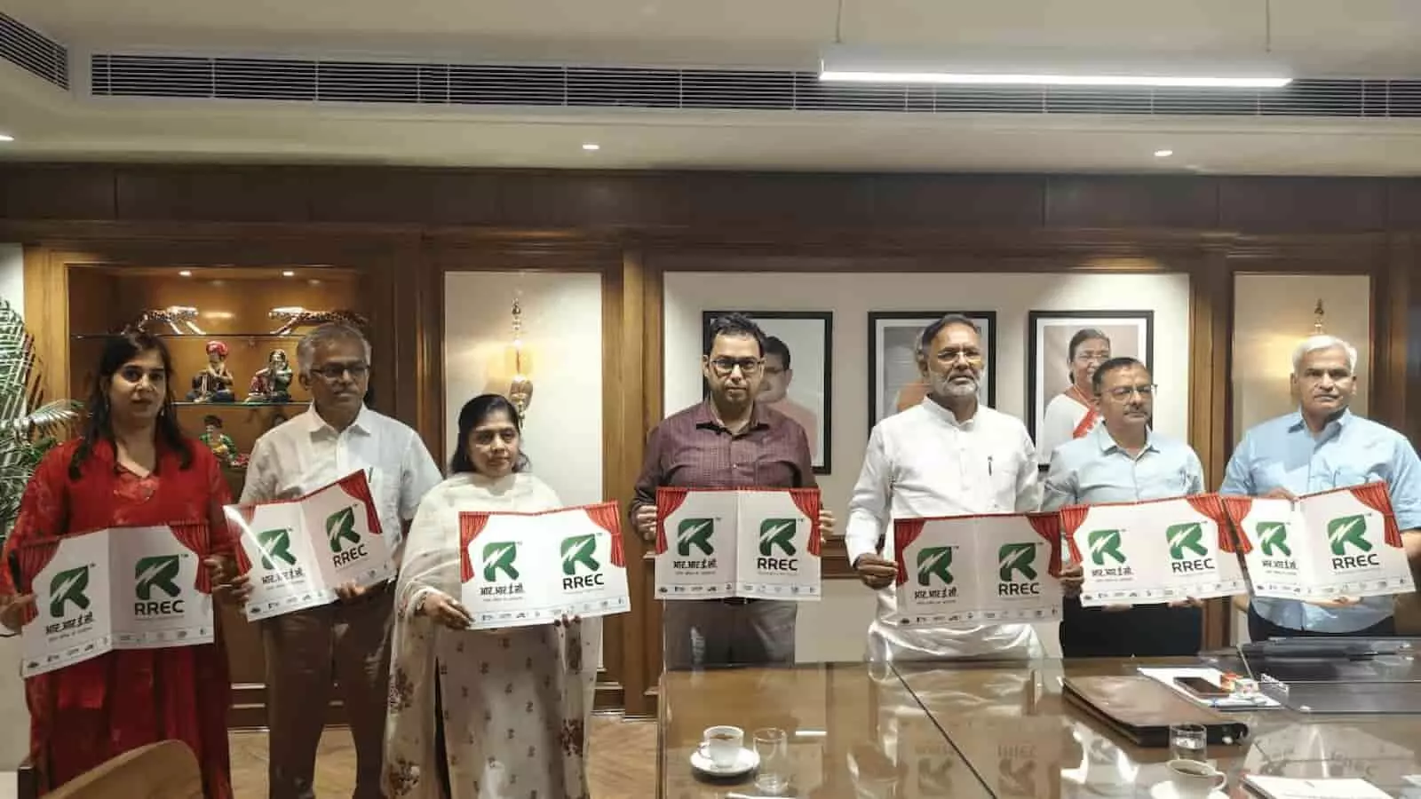 राजस्थान अक्षय ऊर्जा निगम के नए लोगो का अनावरण करते हुए ऊर्जा मंत्री हीरालाल नागर और अधिकारी।