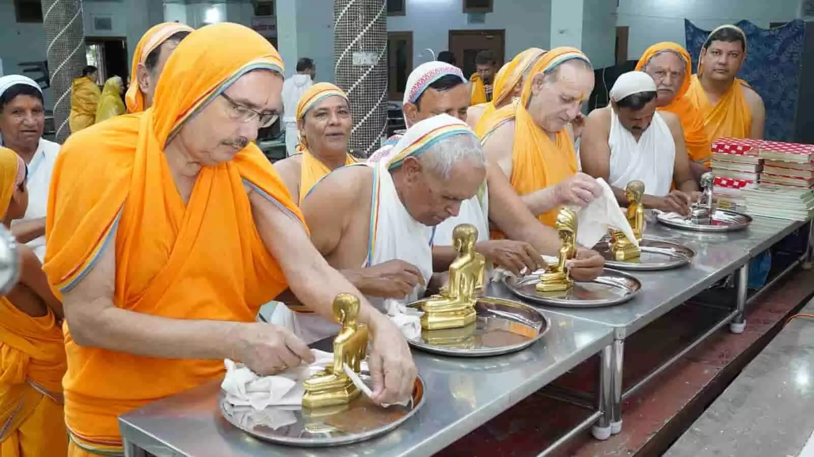 कोटा के महावीर मंदिर में श्रुत स्कंध विधान के दौरान जिनेंद्र प्रतिमाओं की पूजा करते श्रद्धालु।