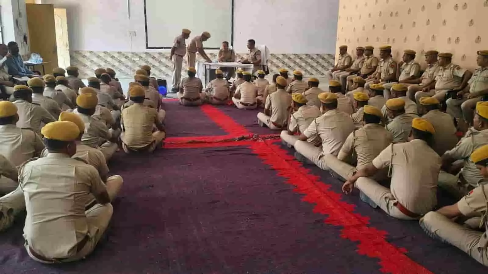 धौलपुर पुलिस लाइन सभागार में नीट-री परीक्षा सुरक्षा बैठक के दौरान बैठे पुलिस अधिकारी और जवान। धौलपुर पुलिस लाइन सभागार में नीट-री परीक्षा सुरक्षा बैठक के दौरान बैठे पुलिस अधिकारी और जवान।