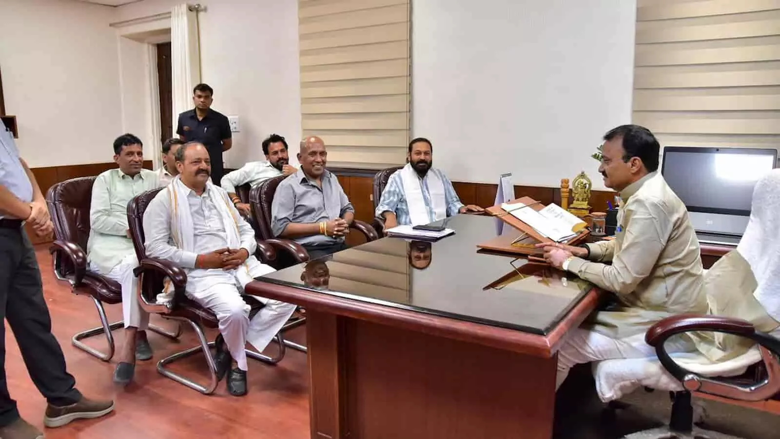 आरटीयू पेंशन मामले पर चर्चा करते हुए विधायक संदीप शर्मा और विश्वविद्यालय के अधिकारी।