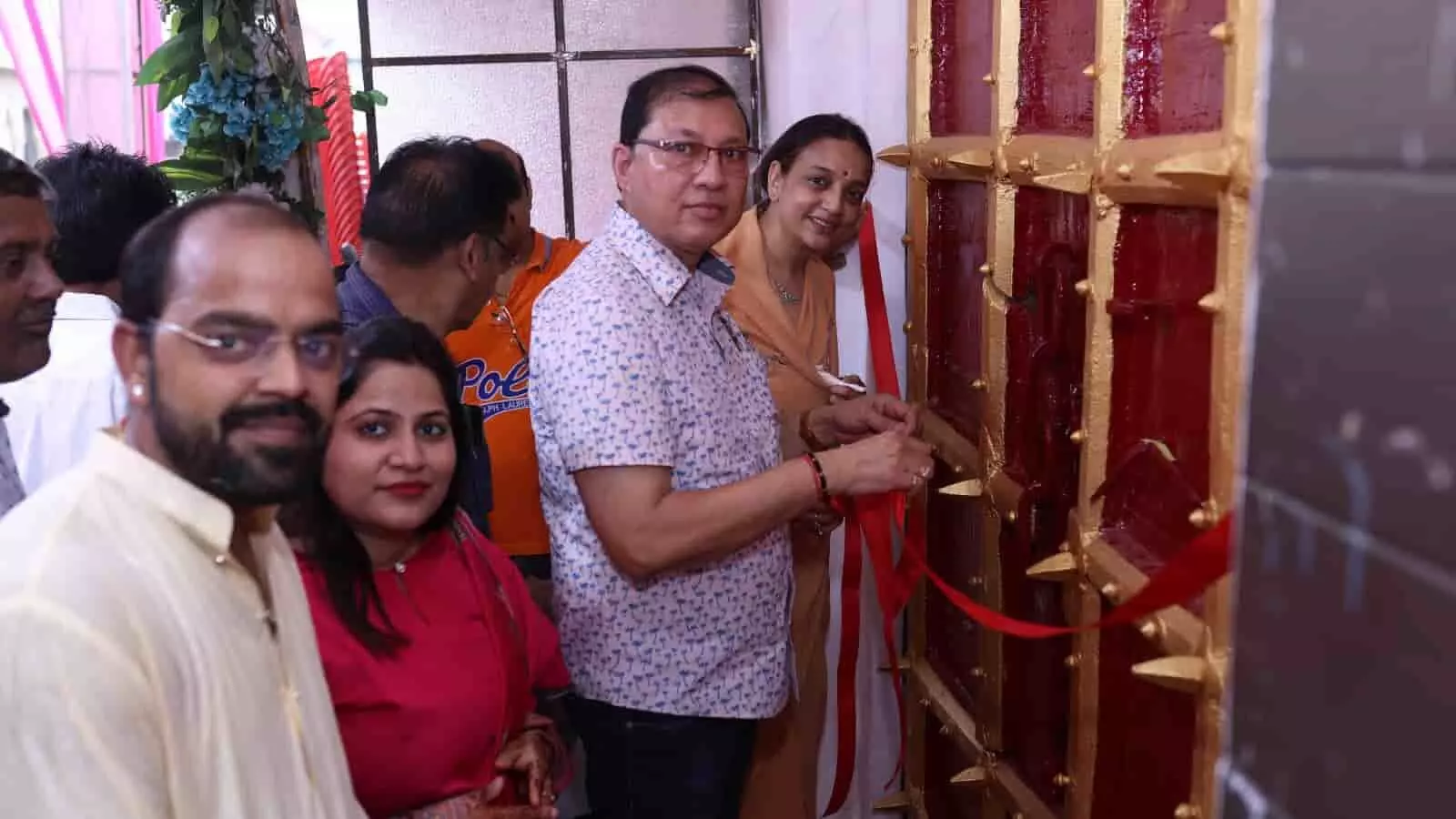 बड़ा उपासरा जैन मंदिर कोटा में ध्वजा महोत्सव के उद्घाटन के अवसर पर पूजा करते श्रद्धालु।