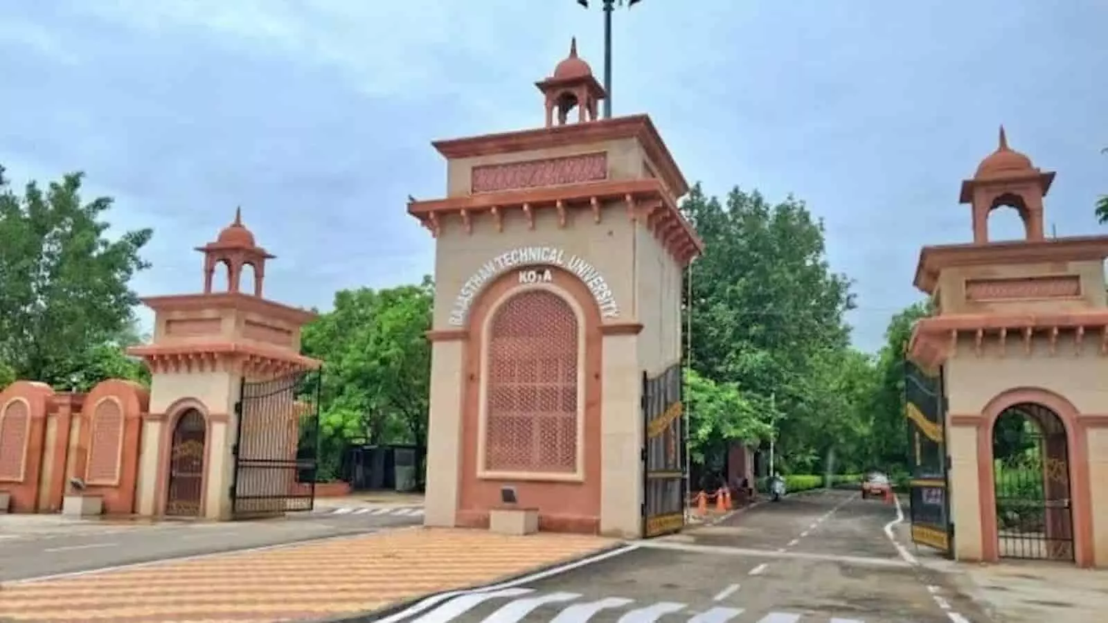 राजस्थान तकनीकी विश्वविद्यालय के मुख्य द्वार पर एमबीए प्रवेश प्रक्रिया की सूचना दी गई है।