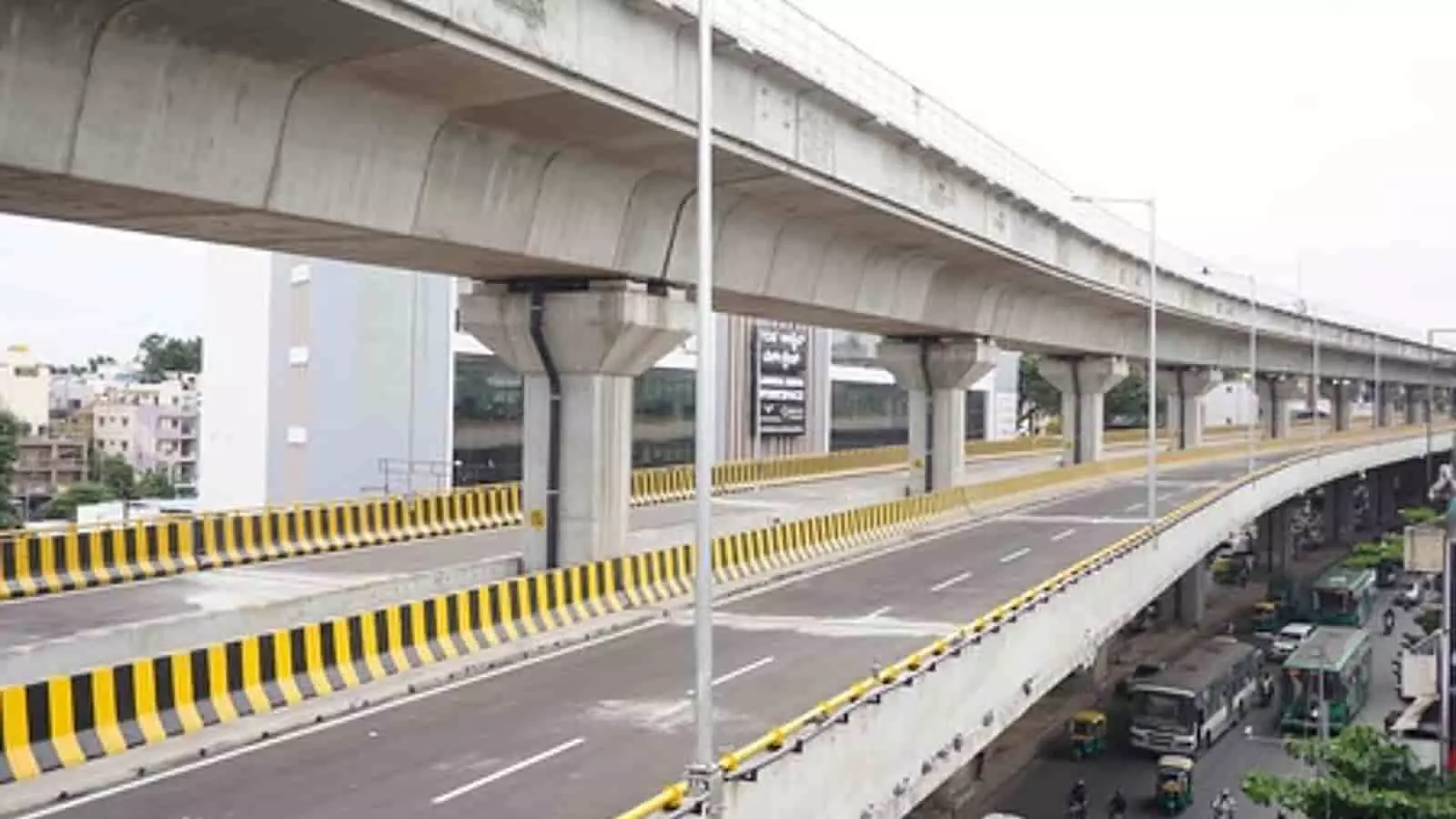खेरवाड़ा में राष्ट्रीय राजमार्ग के ऊपर बने दो मंजिला एलिवेटेड ब्रिज और नीचे सड़क पर चलते वाहनों का दृश्य। खेरवाड़ा में राष्ट्रीय राजमार्ग के ऊपर बने दो मंजिला एलिवेटेड ब्रिज और नीचे सड़क पर चलते वाहनों का दृश्य।