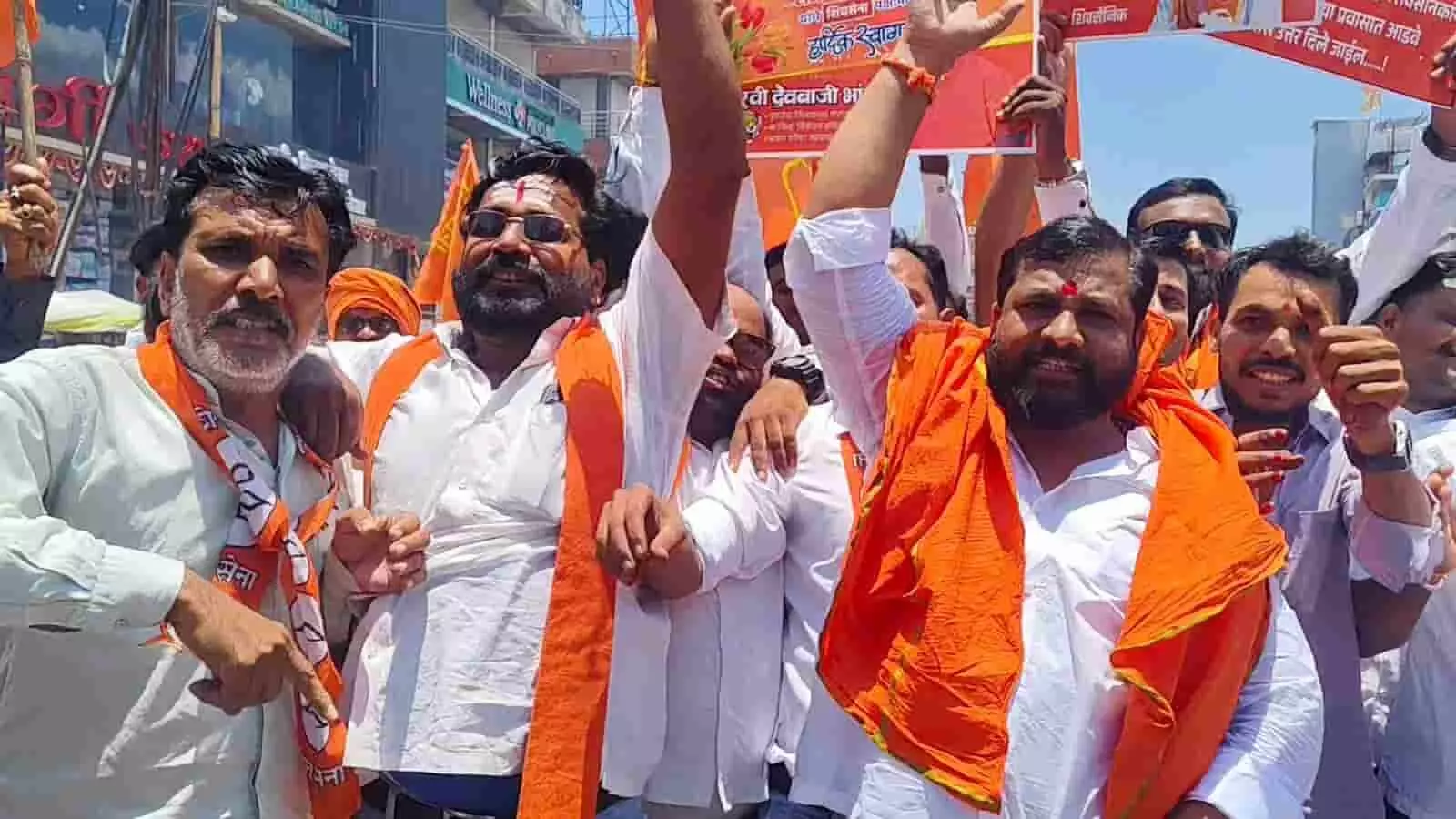वाशिम के पाटणी चौक पर संजय राउत के खिलाफ प्रदर्शन करते शिंदे गुट के कार्यकर्ता वाशिम के पाटणी चौक पर संजय राउत के खिलाफ प्रदर्शन करते शिंदे गुट के कार्यकर्ता