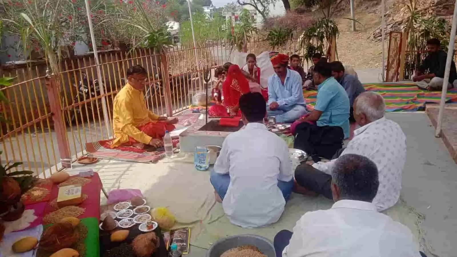 नयागांव के नगर स्थित आशापुरा माता मंदिर में नवें पाटोत्सव के दौरान वेदमंत्रोच्चार के बीच हवन कुंड में आहुति देते यजमान परिवार। नयागांव के नगर स्थित आशापुरा माता मंदिर में नवें पाटोत्सव के दौरान वेदमंत्रोच्चार के बीच हवन कुंड में आहुति देते यजमान परिवार।