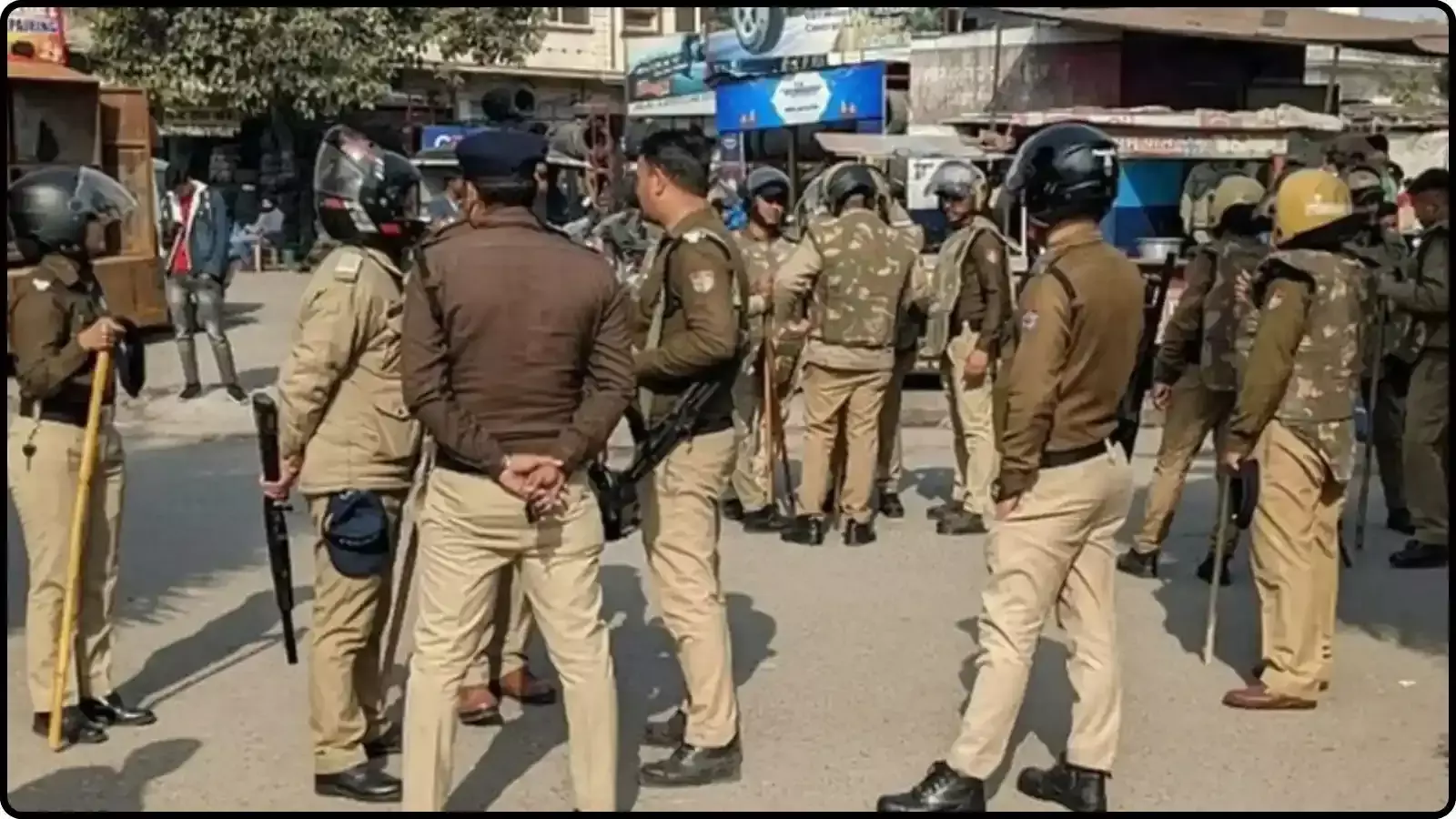 सड़क पर सुरक्षा हेलमेट पहने खड़े पुलिसकर्मी देहरादून में परीक्षा सुरक्षा व्यवस्था के संदर्भ में। सड़क पर सुरक्षा हेलमेट पहने खड़े पुलिसकर्मी देहरादून में परीक्षा सुरक्षा व्यवस्था के संदर्भ में।