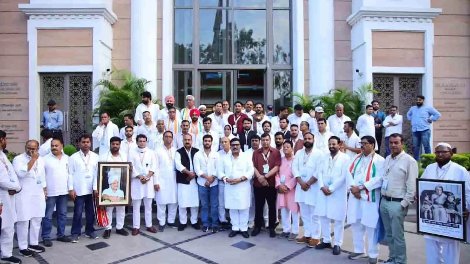 नई दिल्ली के इंदिरा भवन में एआईसीसी अल्पसंख्यक विभाग के संवाद कार्यक्रम के दौरान कांग्रेस नेता और जिला अध्यक्ष समूह में खड़े हैं। नई दिल्ली के इंदिरा भवन में एआईसीसी अल्पसंख्यक विभाग के संवाद कार्यक्रम के दौरान कांग्रेस नेता और जिला अध्यक्ष समूह में खड़े हैं।