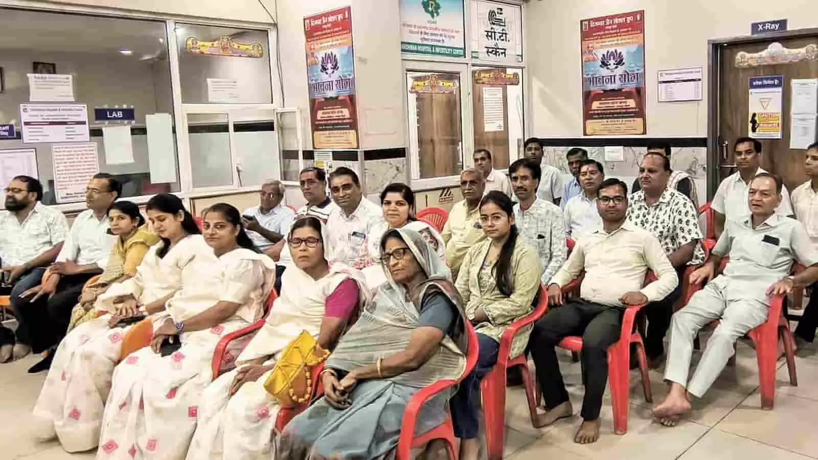 वर्धमान हॉस्पिटल गंगापुर सिटी में भावना योग शिविर के दौरान कुर्सियों पर बैठकर कार्यक्रम में भाग लेते हुए महिला और पुरुष साधक। वर्धमान हॉस्पिटल गंगापुर सिटी में भावना योग शिविर के दौरान कुर्सियों पर बैठकर कार्यक्रम में भाग लेते हुए महिला और पुरुष साधक।