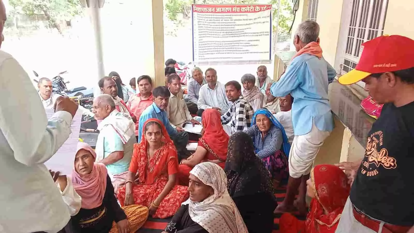 राजीव गांधी सेवा केंद्र गंगापुर सिटी में निशक्तजन जागरण मंच की बैठक में उपस्थित दिव्यांगजन और कार्यकर्ता सरकारी योजनाओं की जानकारी लेते हुए। राजीव गांधी सेवा केंद्र गंगापुर सिटी में निशक्तजन जागरण मंच की बैठक में उपस्थित दिव्यांगजन और कार्यकर्ता सरकारी योजनाओं की जानकारी लेते हुए।