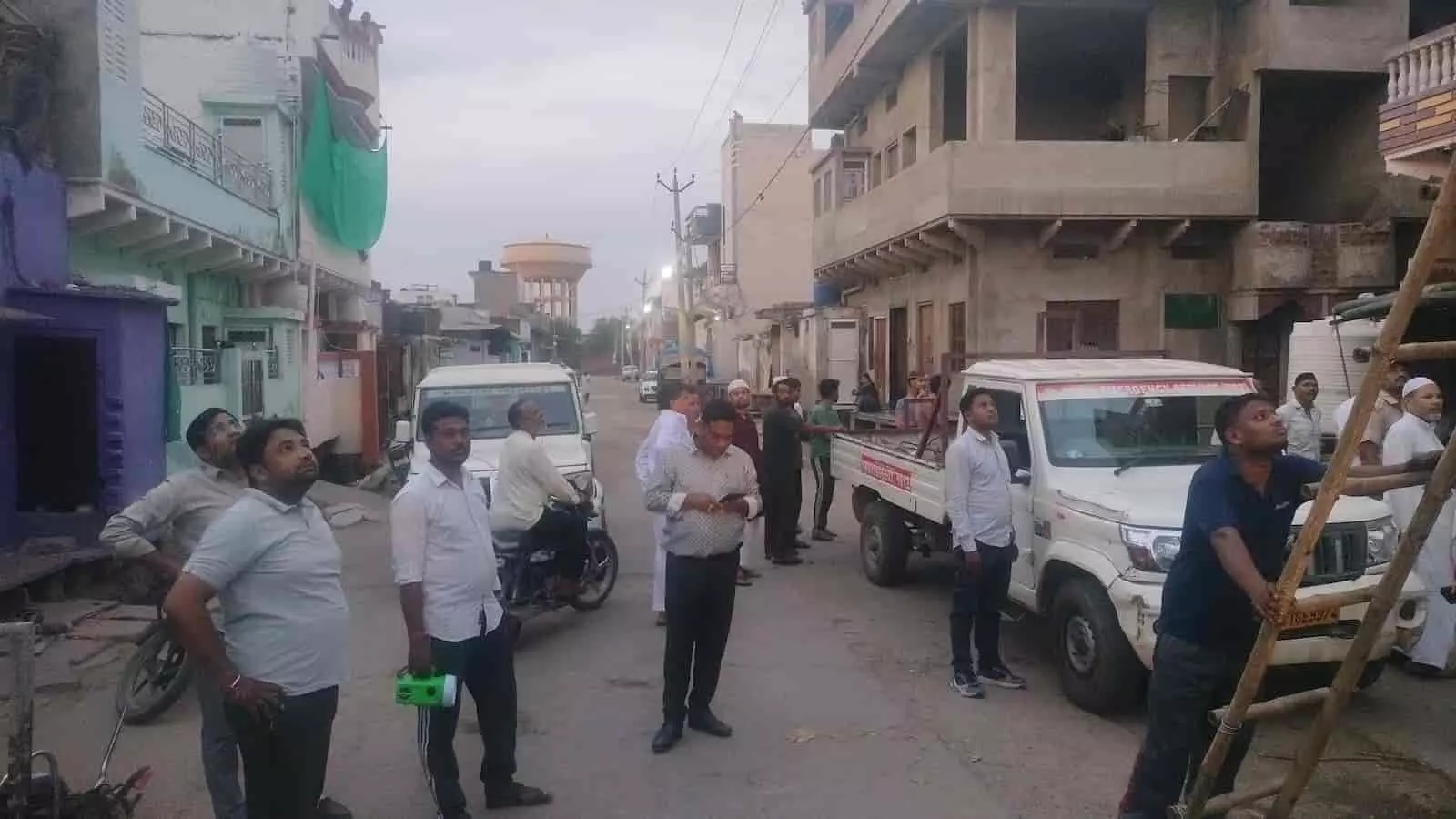 सवाई माधोपुर में बिजली चोरी रोकने के लिए छापेमारी अभियान के दौरान एकत्रित हुए विद्युत विभाग के अधिकारी और स्थानीय नागरिक। सवाई माधोपुर में बिजली चोरी रोकने के लिए छापेमारी अभियान के दौरान एकत्रित हुए विद्युत विभाग के अधिकारी और स्थानीय नागरिक।