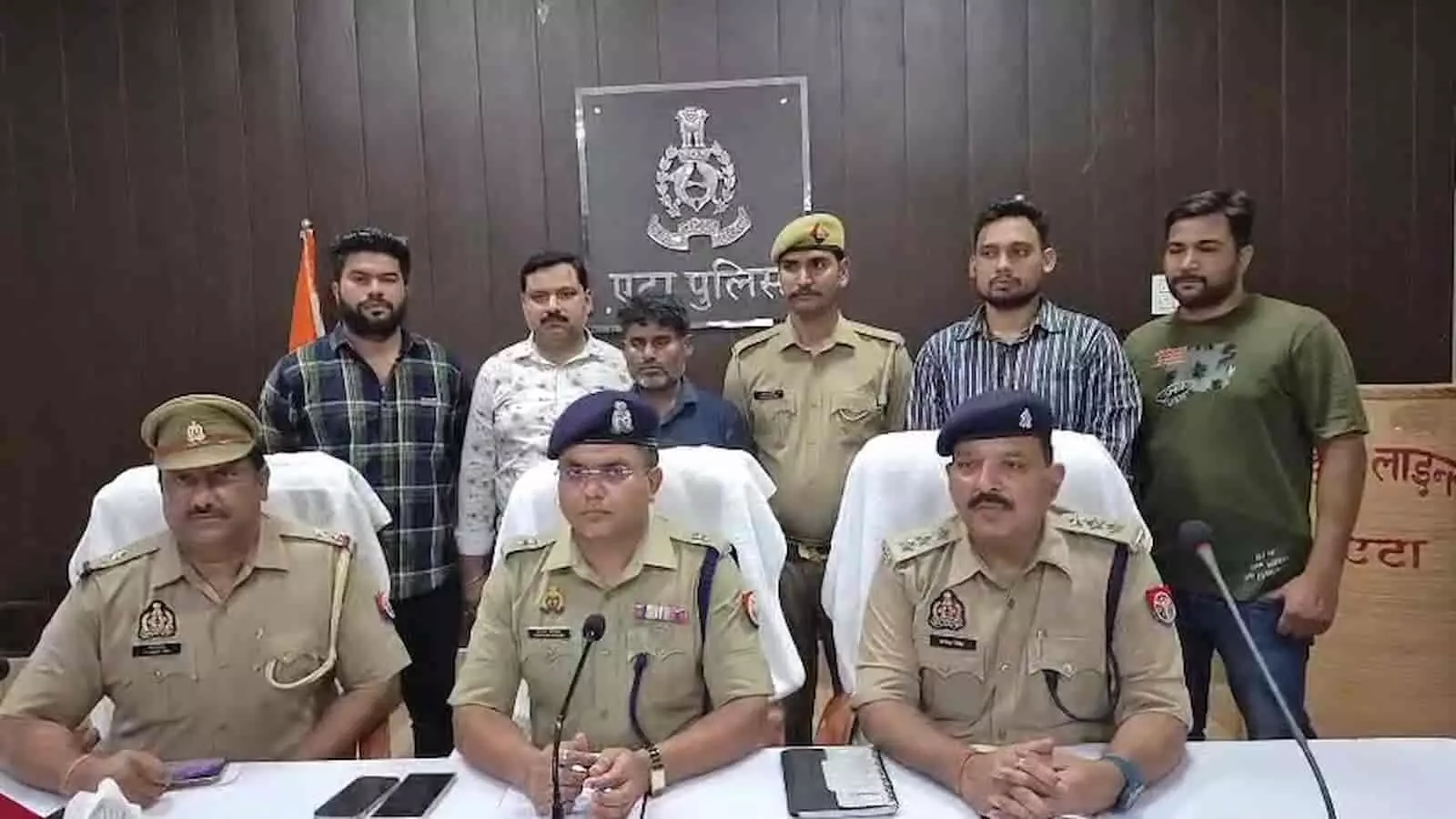 एटा में पुलिस अधिकारियों और पुलिसकर्मियों के साथ खड़ा हत्या का आरोपी किशोर एटा में पुलिस अधिकारियों और पुलिसकर्मियों के साथ खड़ा हत्या का आरोपी किशोर