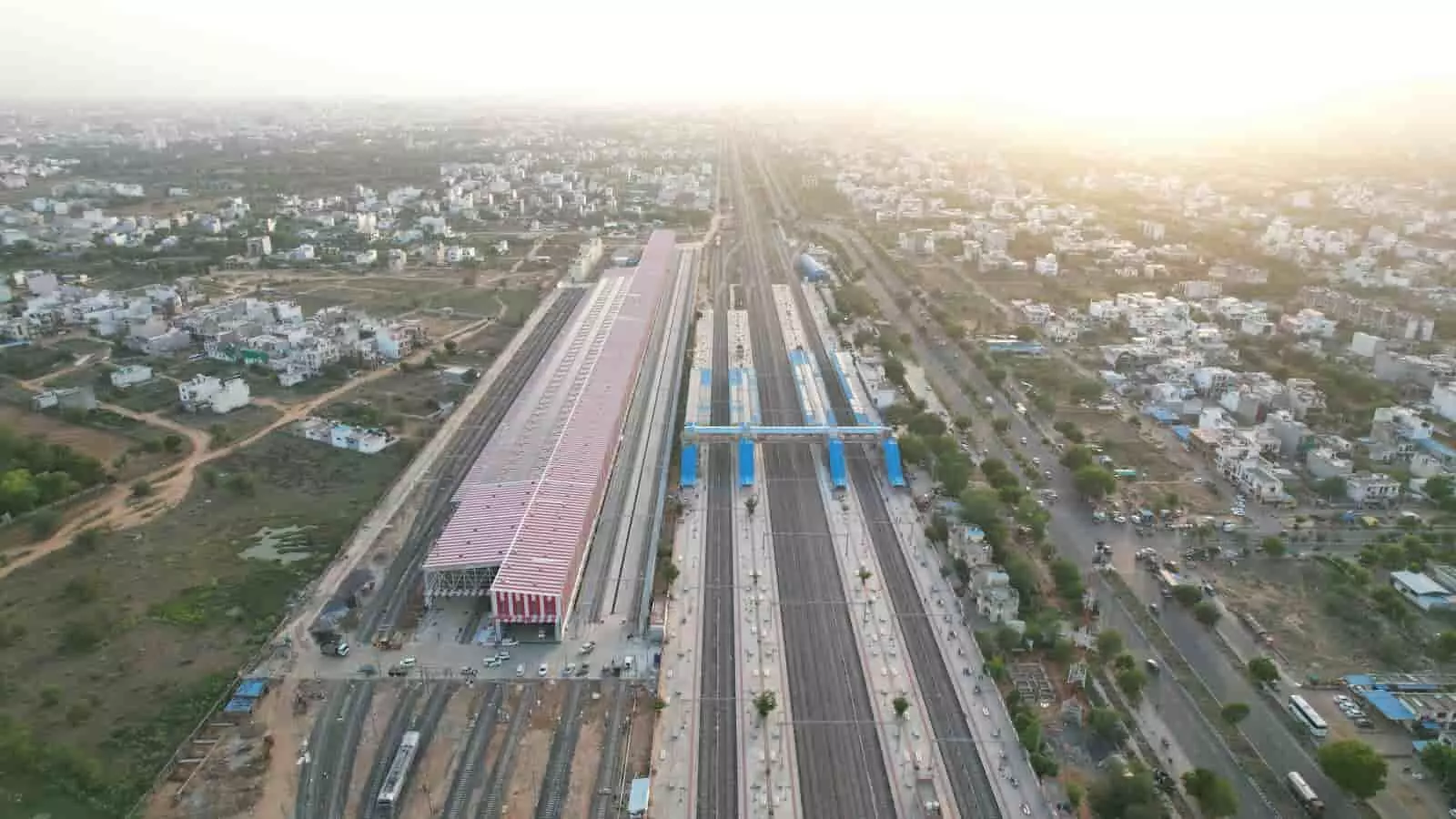 अजमेर के बांदरसिंदरी में राजस्थान केन्द्रीय विश्वविद्यालय के पास स्थित रेलवे स्टेशन और पटरियों का हवाई दृश्य। अजमेर के बांदरसिंदरी में राजस्थान केन्द्रीय विश्वविद्यालय के पास स्थित रेलवे स्टेशन और पटरियों का हवाई दृश्य।