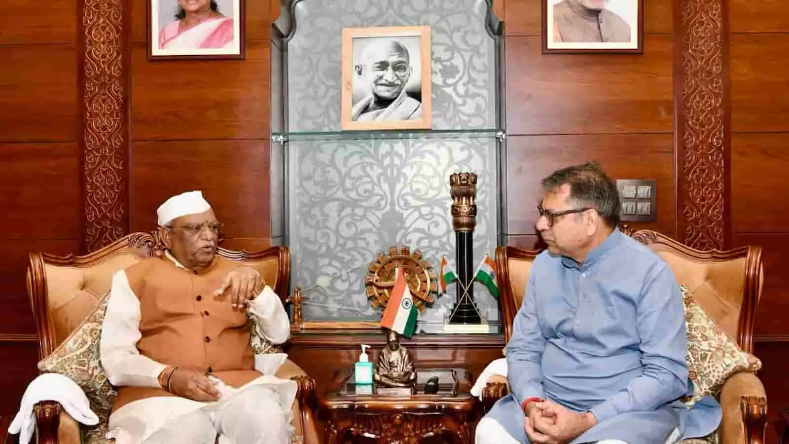 जयपुर राजभवन में बैठक के दौरान चर्चा करते हुए राज्यपाल हरिभाऊ बागडे और सांसद सतीश पुनिया की तस्वीर। जयपुर राजभवन में बैठक के दौरान चर्चा करते हुए राज्यपाल हरिभाऊ बागडे और सांसद सतीश पुनिया की तस्वीर।