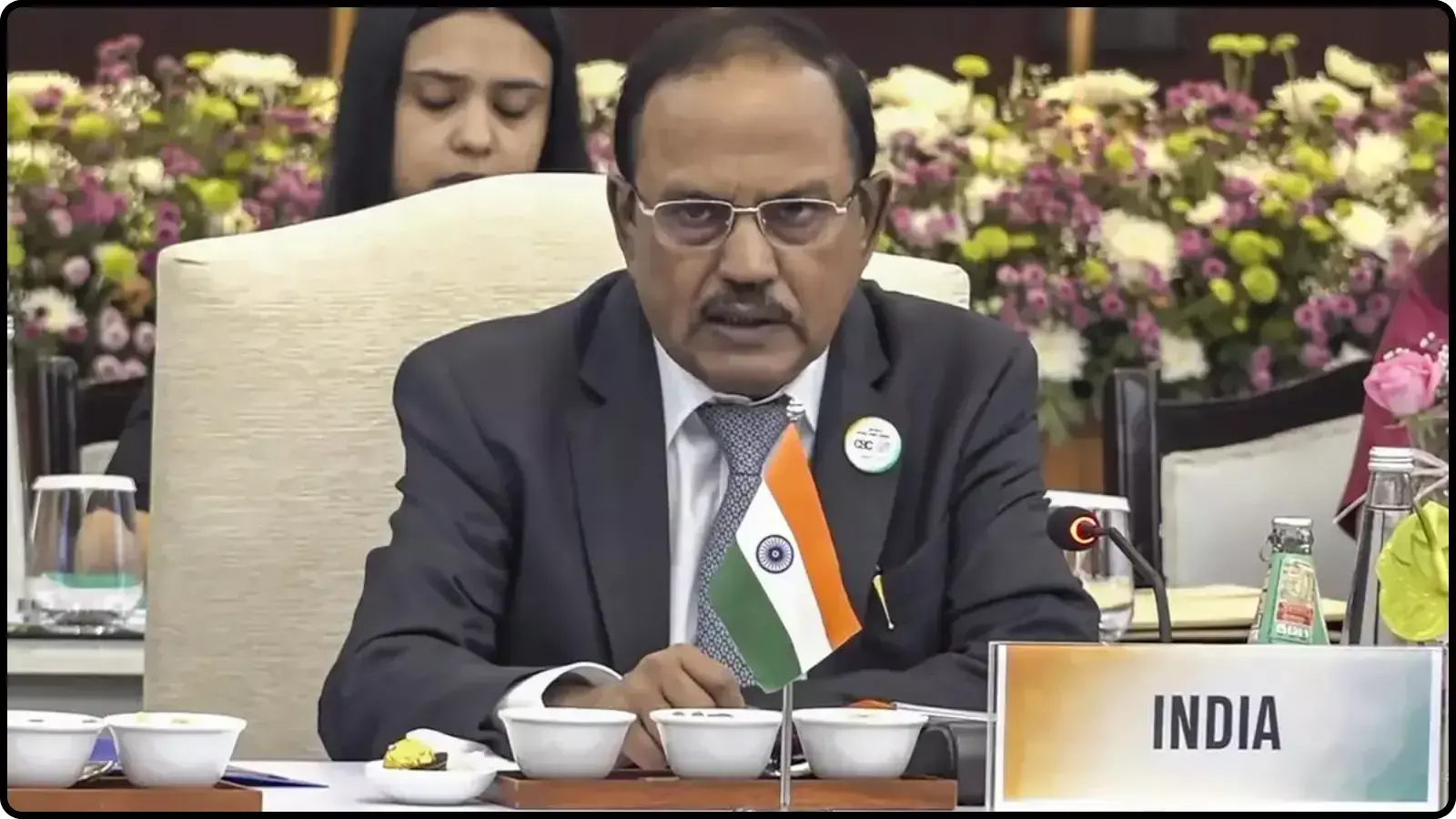 बैठक की मेज पर भारतीय तिरंगे के पीछे बैठे राष्ट्रीय सुरक्षा सलाहकार अजीत डोभाल कूटनीतिक चर्चा के संदर्भ में। बैठक की मेज पर भारतीय तिरंगे के पीछे बैठे राष्ट्रीय सुरक्षा सलाहकार अजीत डोभाल कूटनीतिक चर्चा के संदर्भ में।