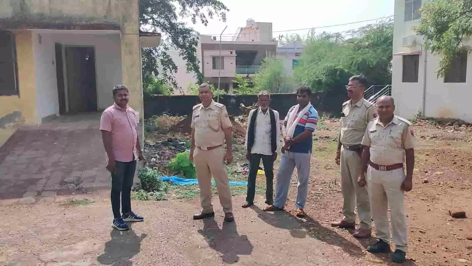 धोलापानी के सरकारी स्कूल परिसर में जांच करते पुलिस अधिकारी और एकत्र हुए ग्रामीण। धोलापानी के सरकारी स्कूल परिसर में जांच करते पुलिस अधिकारी और एकत्र हुए ग्रामीण।
