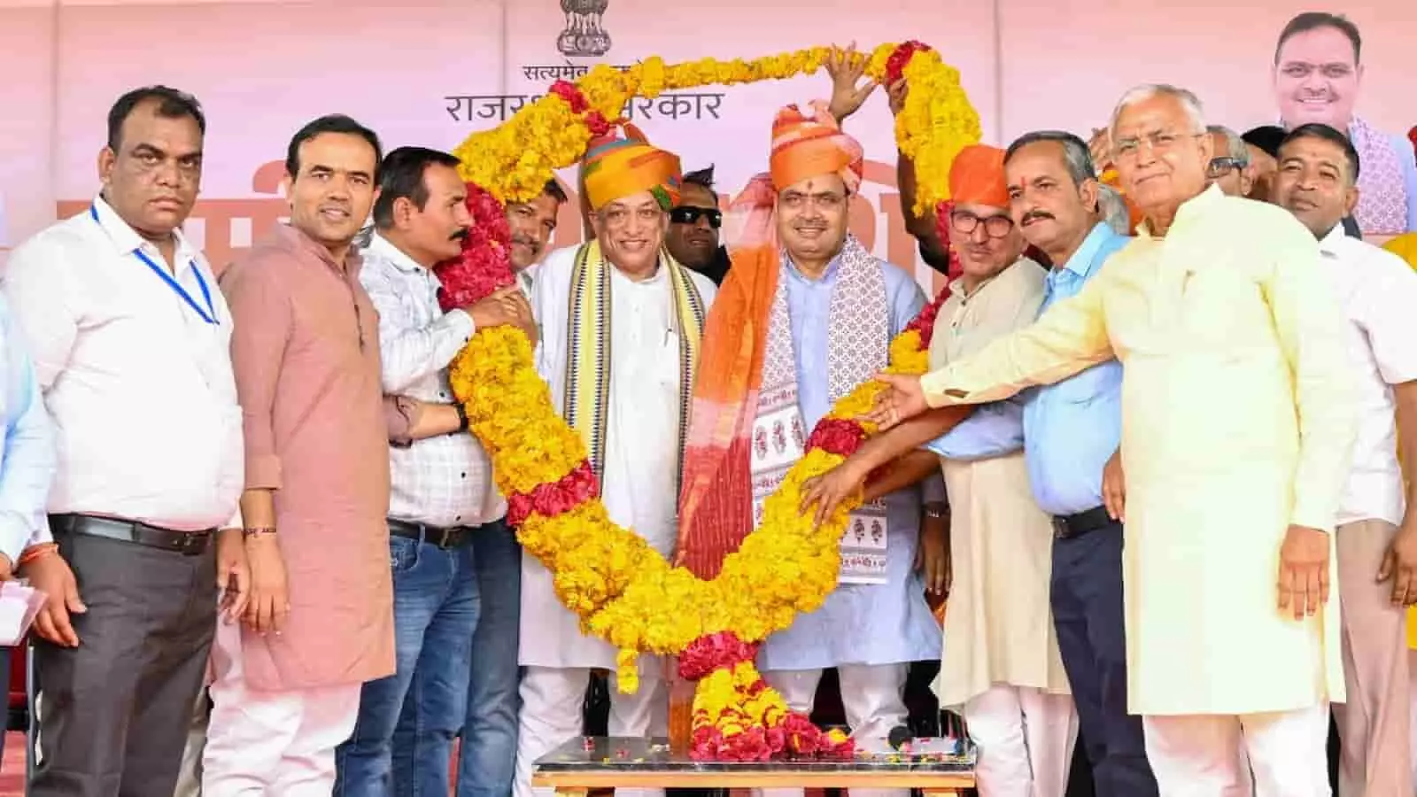 नेतरा के राजकीय विद्यालय में ग्रामीण सेवा शिविर का निरीक्षण करते मुख्यमंत्री भजनलाल शर्मा। नेतरा के राजकीय विद्यालय में ग्रामीण सेवा शिविर का निरीक्षण करते मुख्यमंत्री भजनलाल शर्मा।