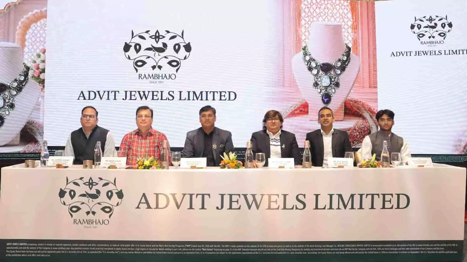 जयपुर में अद्वित ज्वेल्स लिमिटेड के विनिर्माण संयंत्र में आभूषणों की फिनिशिंग करते कुशल कारीगर। जयपुर में अद्वित ज्वेल्स लिमिटेड के विनिर्माण संयंत्र में आभूषणों की फिनिशिंग करते कुशल कारीगर।
