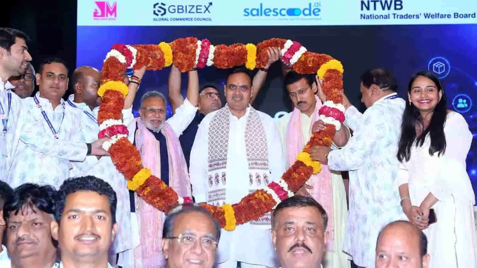 जयपुर के बिड़ला ऑडिटोरियम में मुख्यमंत्री भजनलाल शर्मा ONDC डिजिदुकान एप का शुभारंभ करते हुए। जयपुर के बिड़ला ऑडिटोरियम में मुख्यमंत्री भजनलाल शर्मा ONDC डिजिदुकान एप का शुभारंभ करते हुए।
